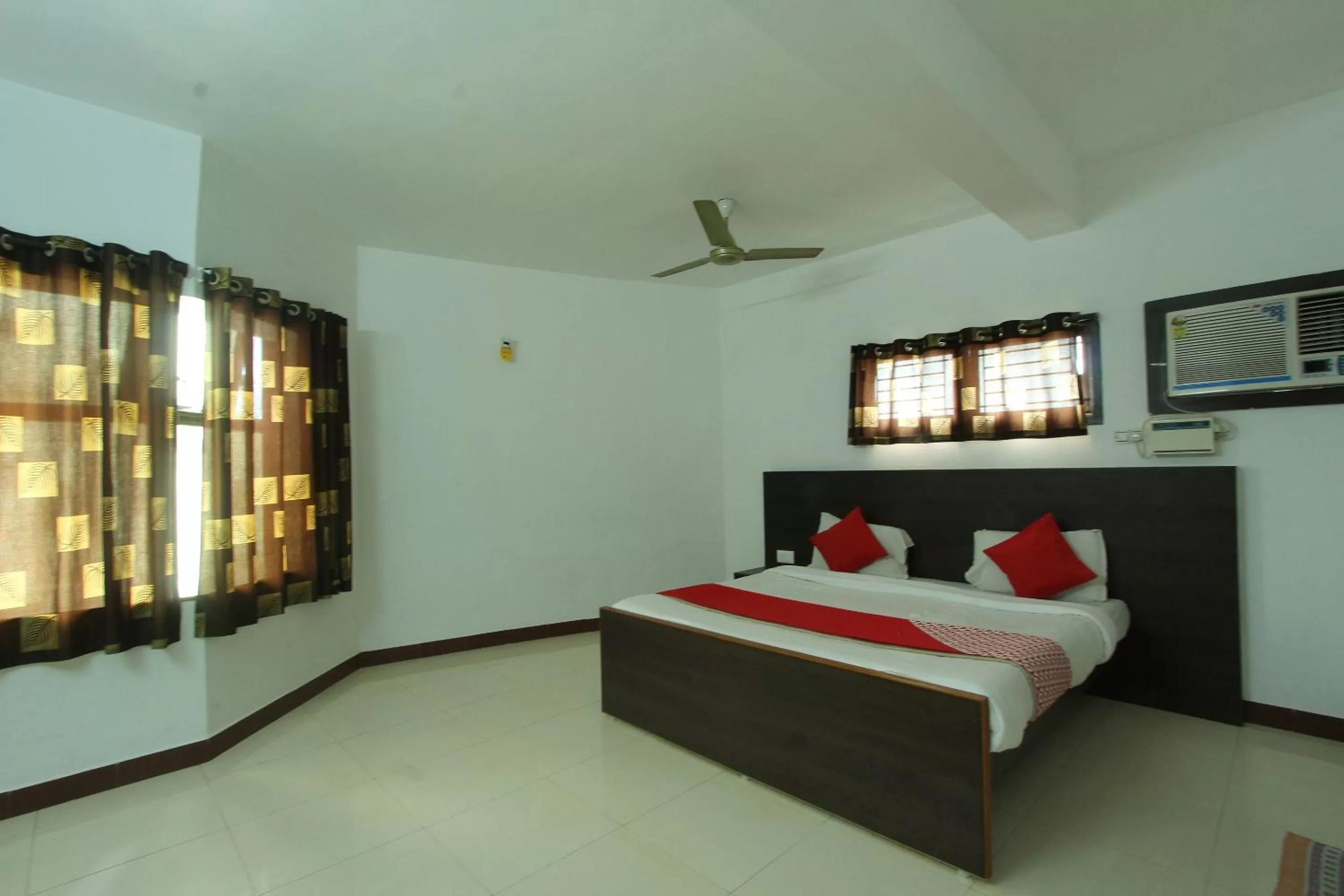 Bed in Lake View Hotel