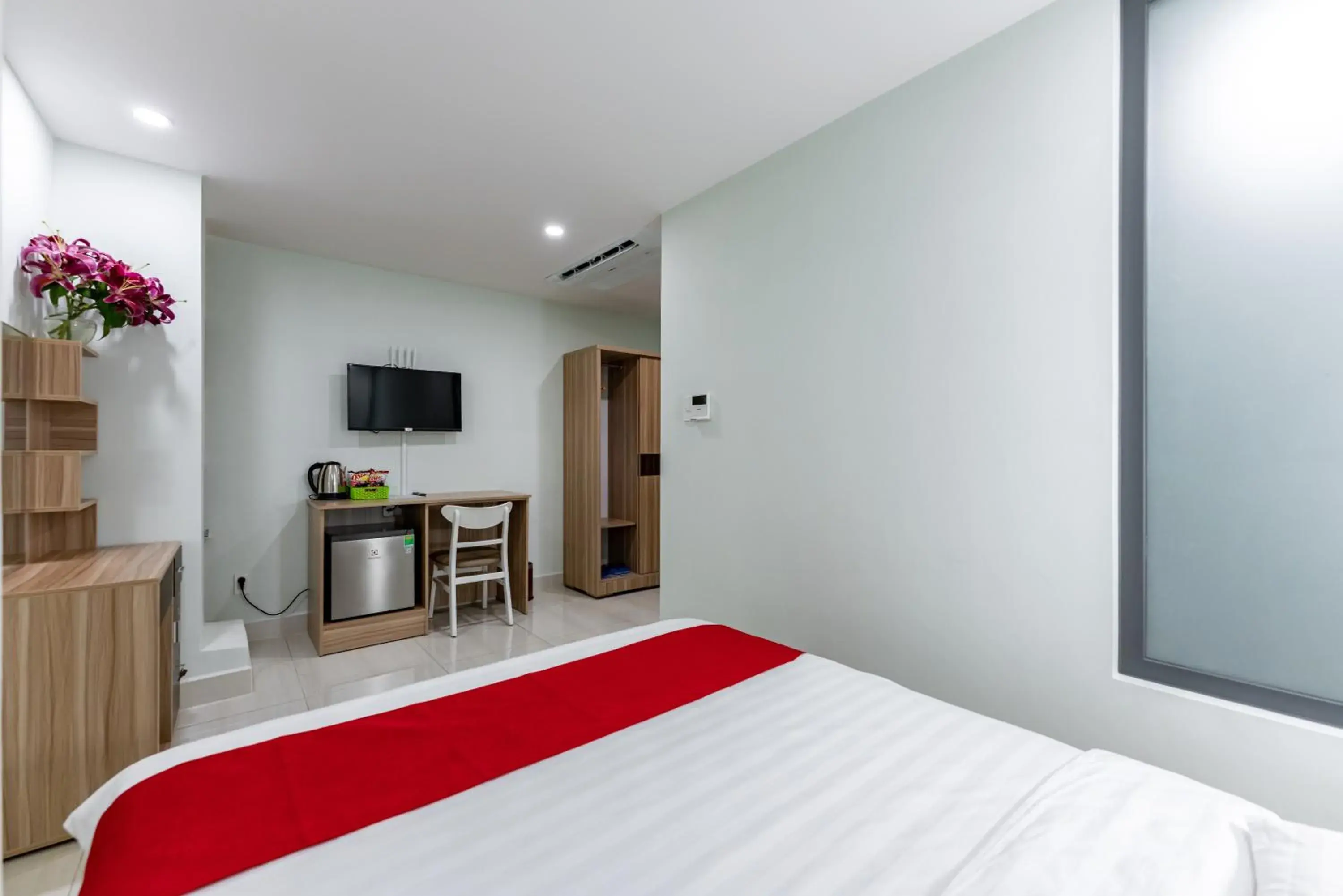 Bedroom, TV/Entertainment Center in Cherry Hotel and Apartment