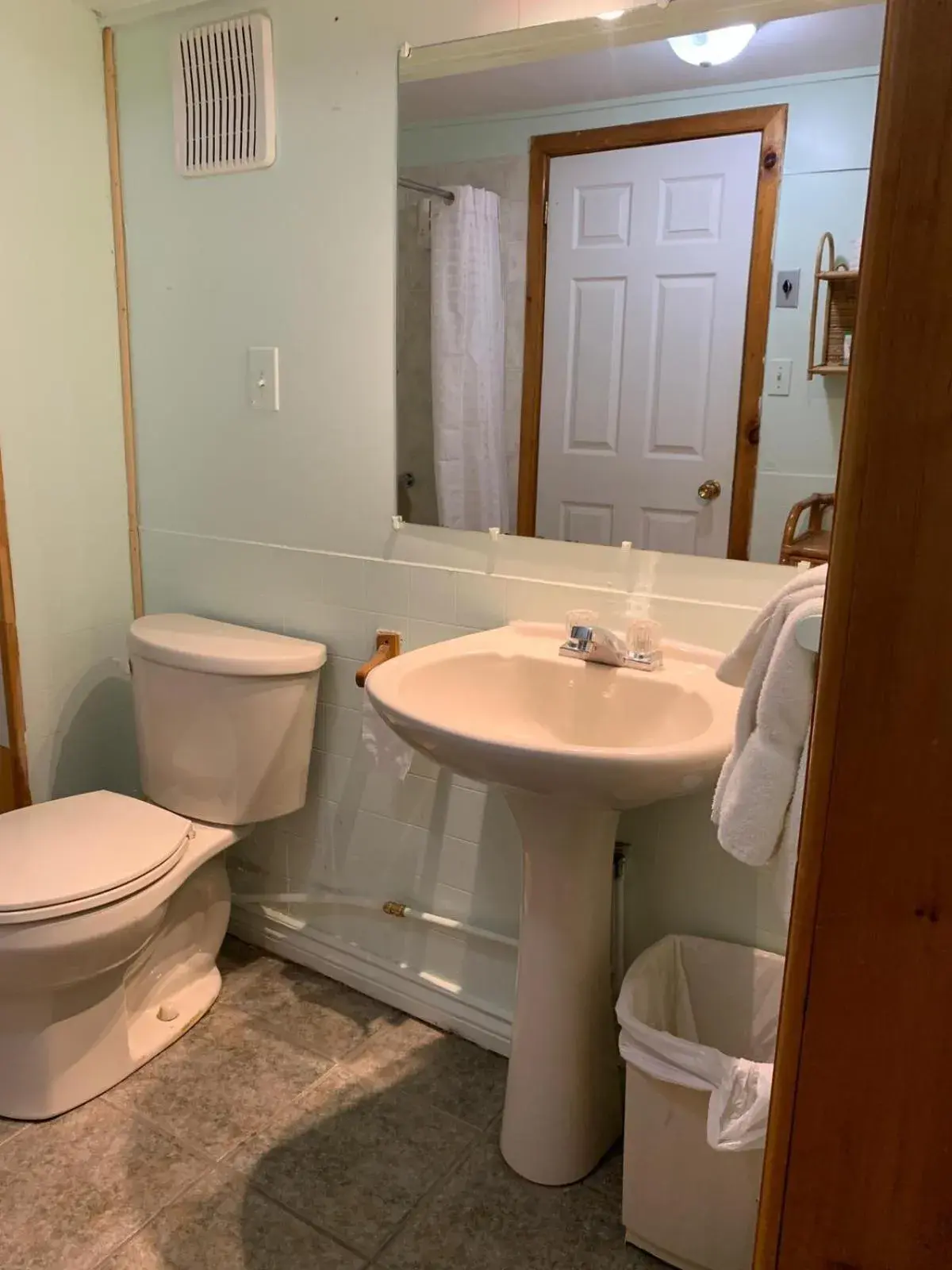 Toilet, Bathroom in Algonquin Lakeside Inn