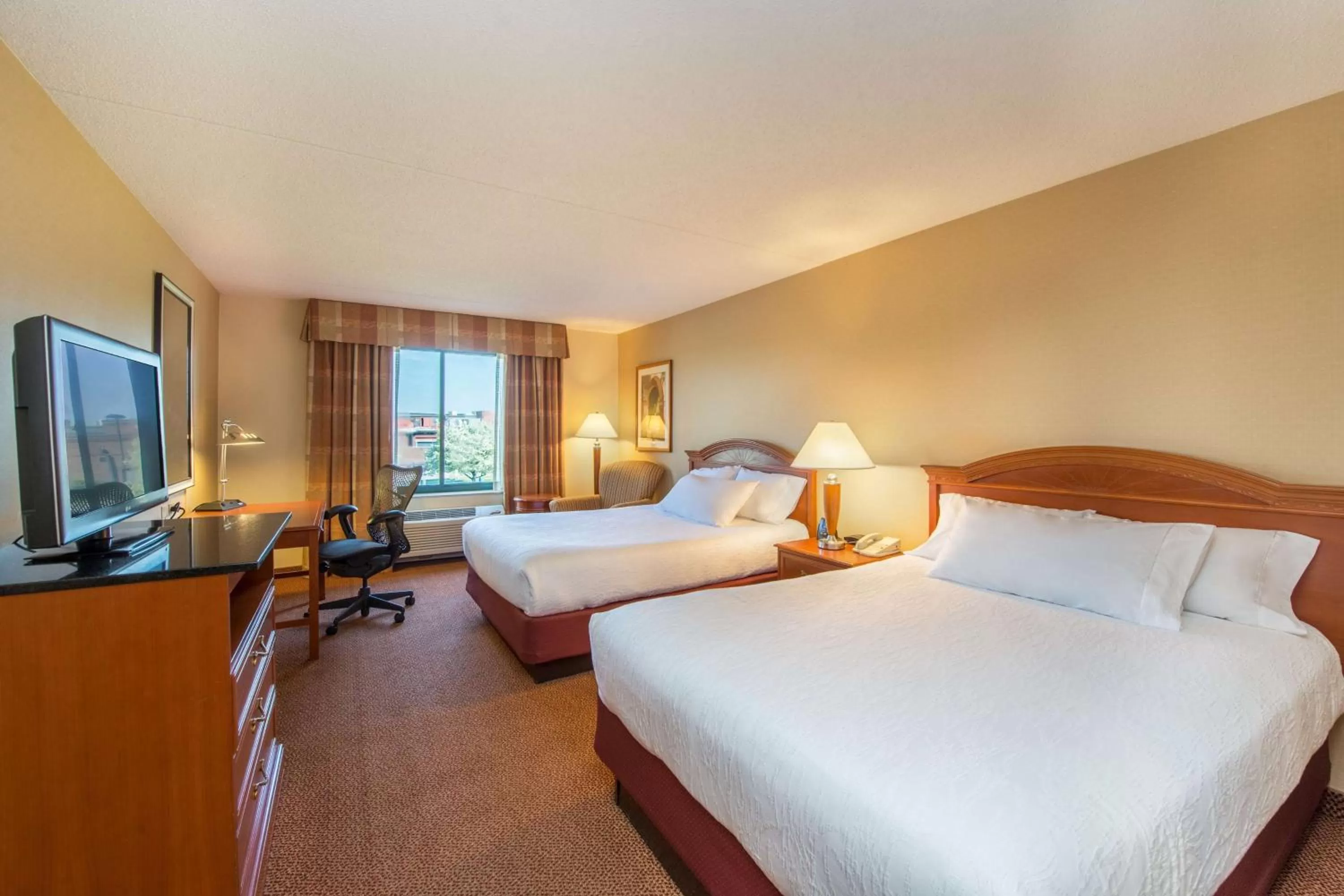 Bedroom, Bed in Hilton Garden Inn Fishkill
