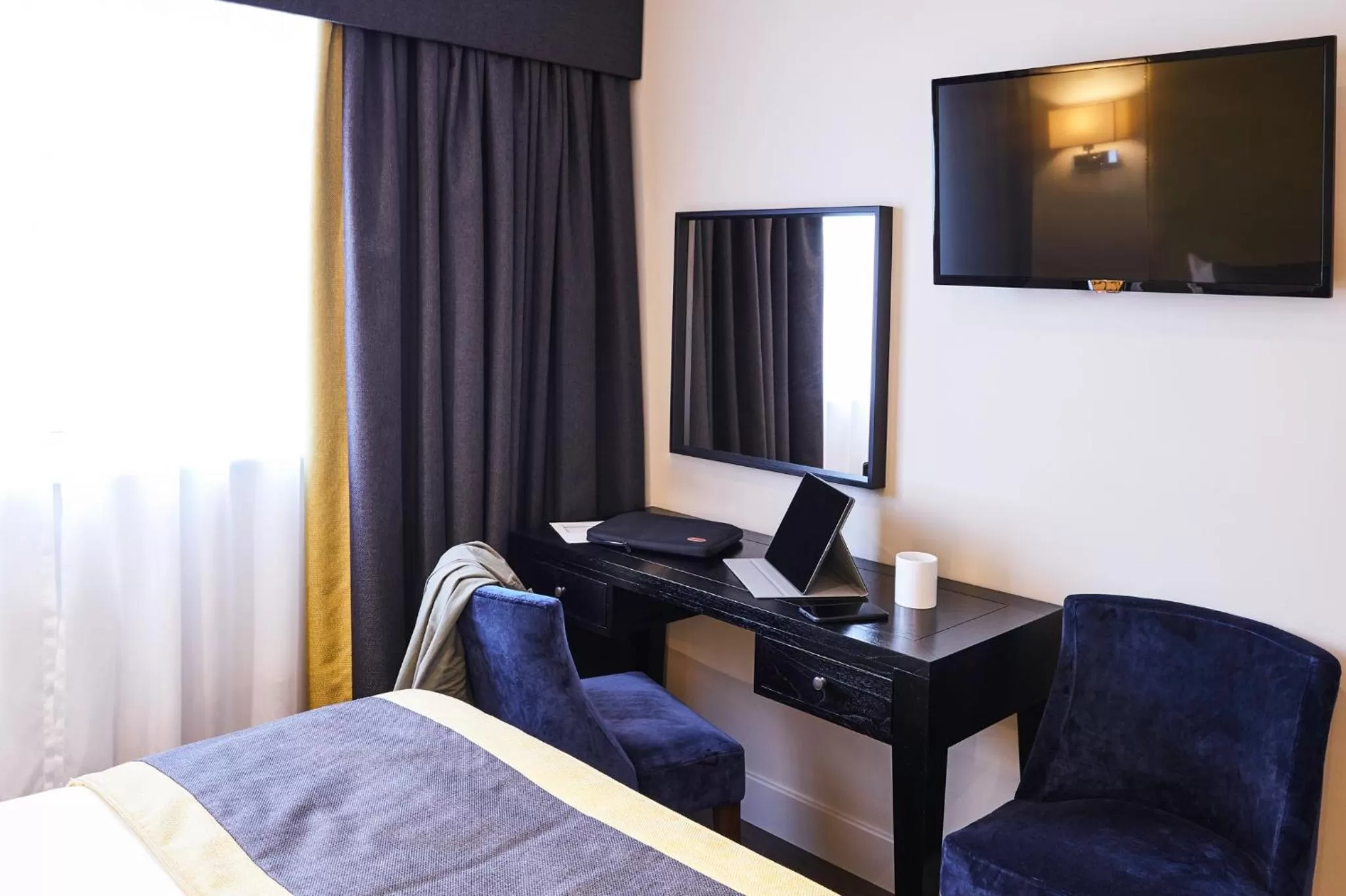 Bed in Mercure Newbury West Grange Hotel