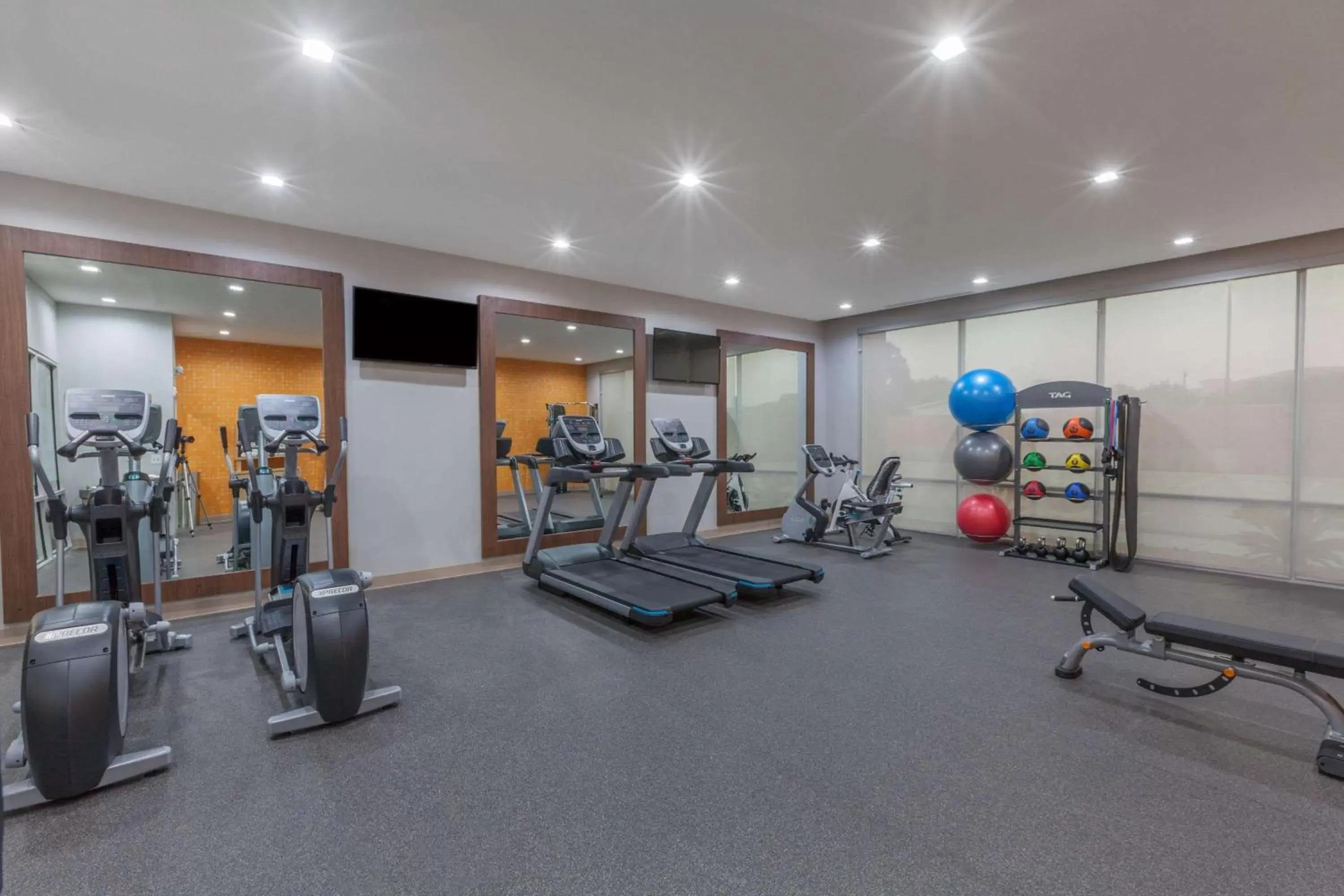 Fitness centre/facilities, Fitness Center/Facilities in La Quinta by Wyndham Houston East at Sheldon Rd