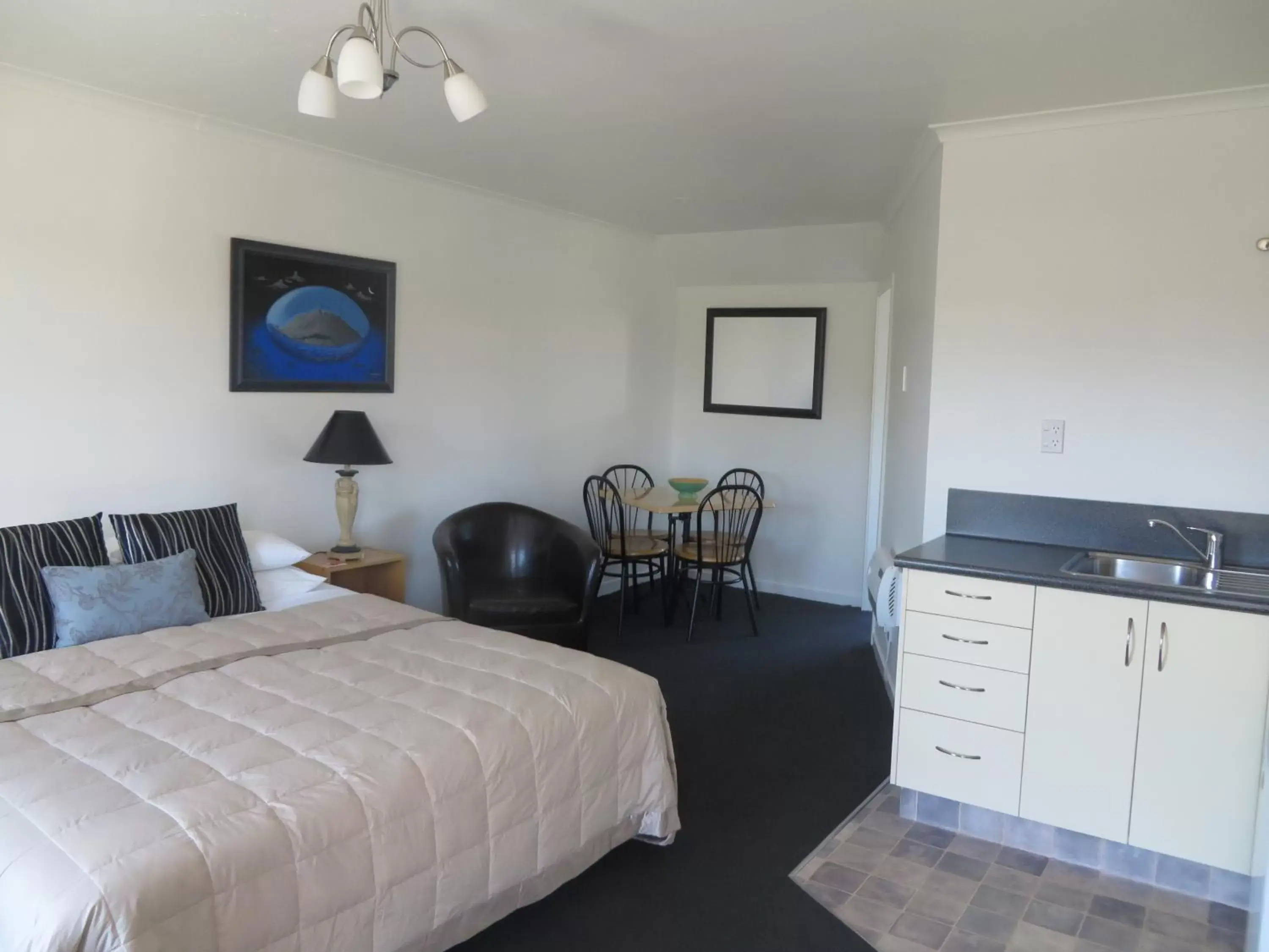 One-Bedroom Suite - single occupancy in Colonial Motel