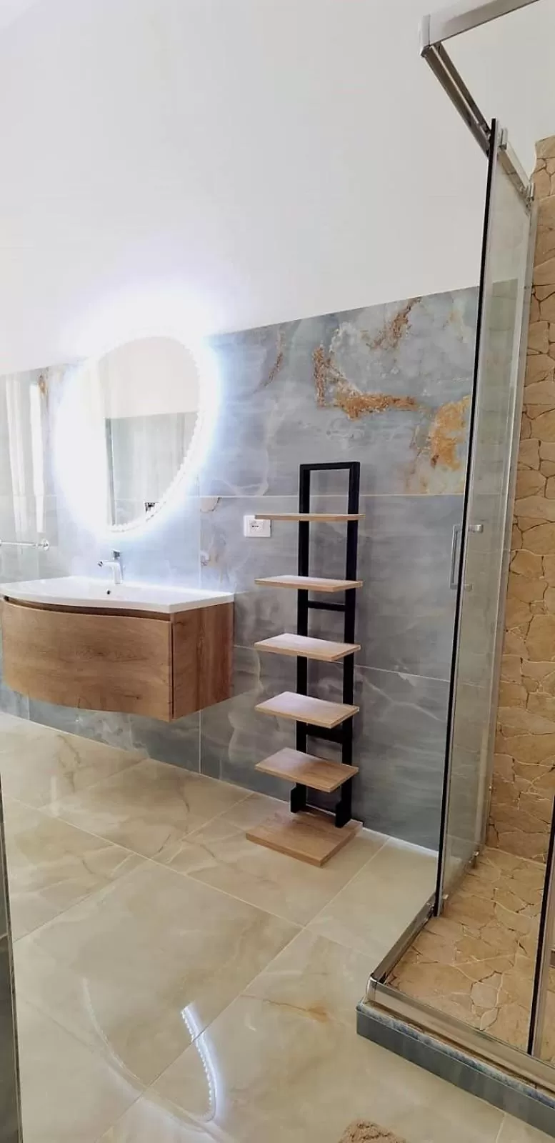 Shower in A Due Passi dal Mare B&B