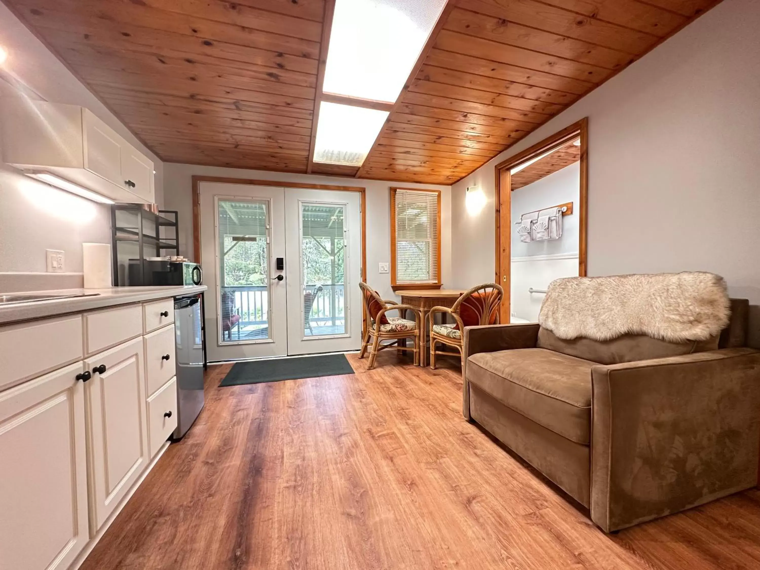 Kitchen or kitchenette, Seating Area in Aloha Junction Guest House - 5 min from Hawaii Volcanoes National Park