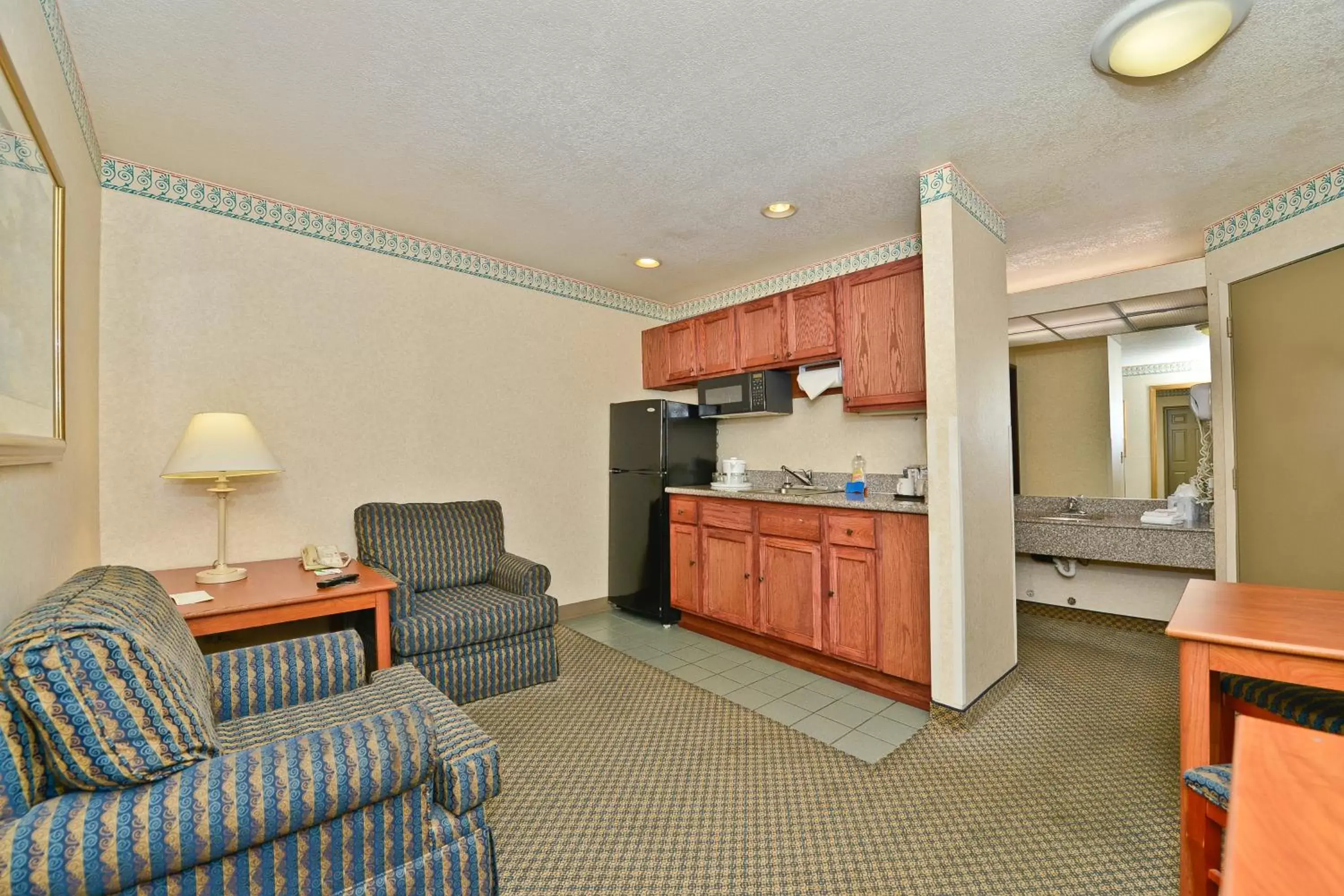 Photo of the whole room, Kitchen/Kitchenette in Ramada by Wyndham Kent Seattle Area