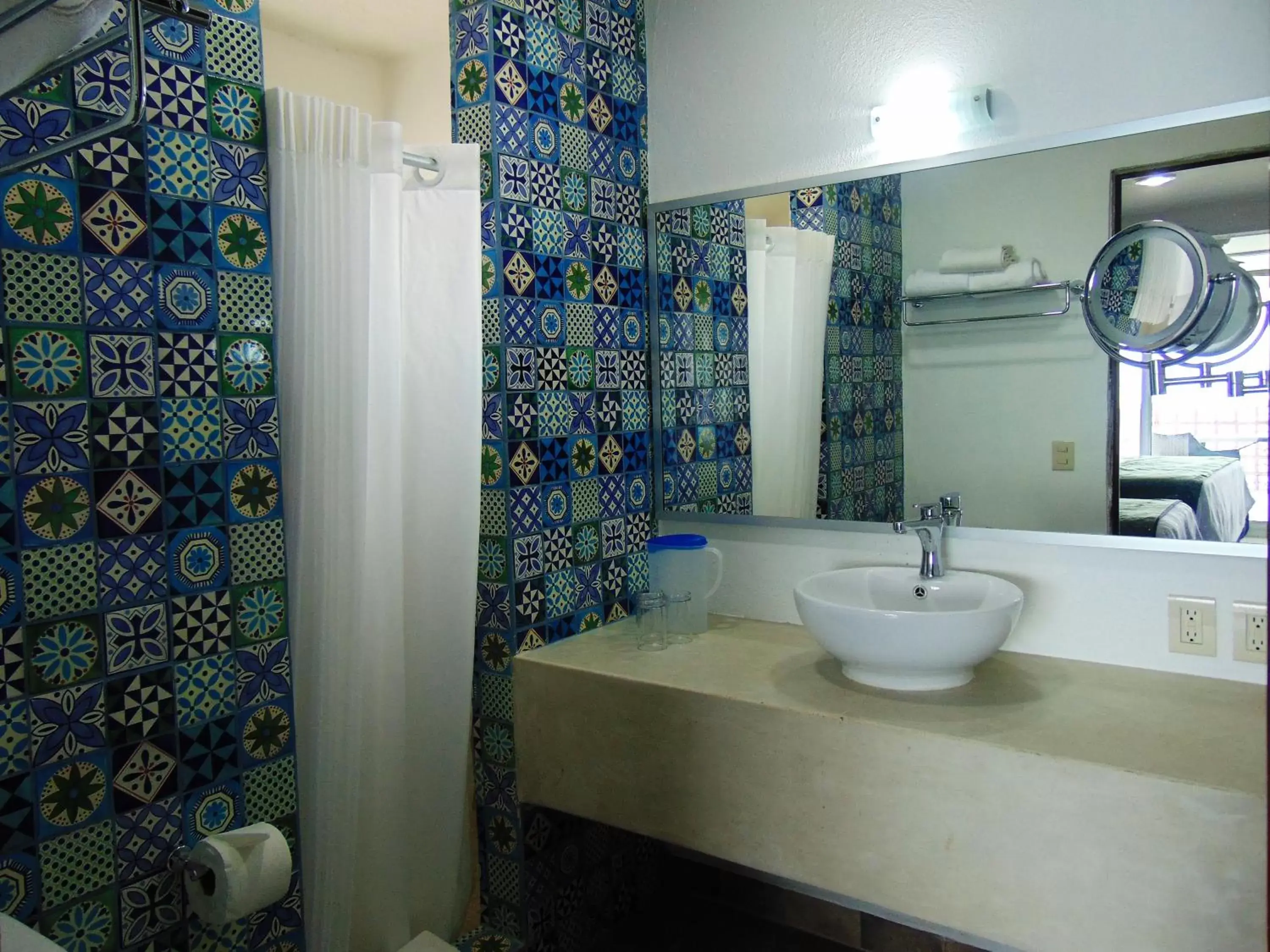 Property building, Bathroom in Hotel Rosita
