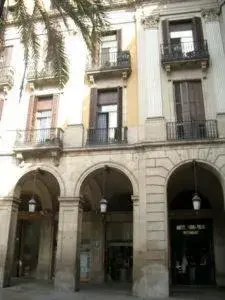 Facade/entrance, Property Building in Roma Reial