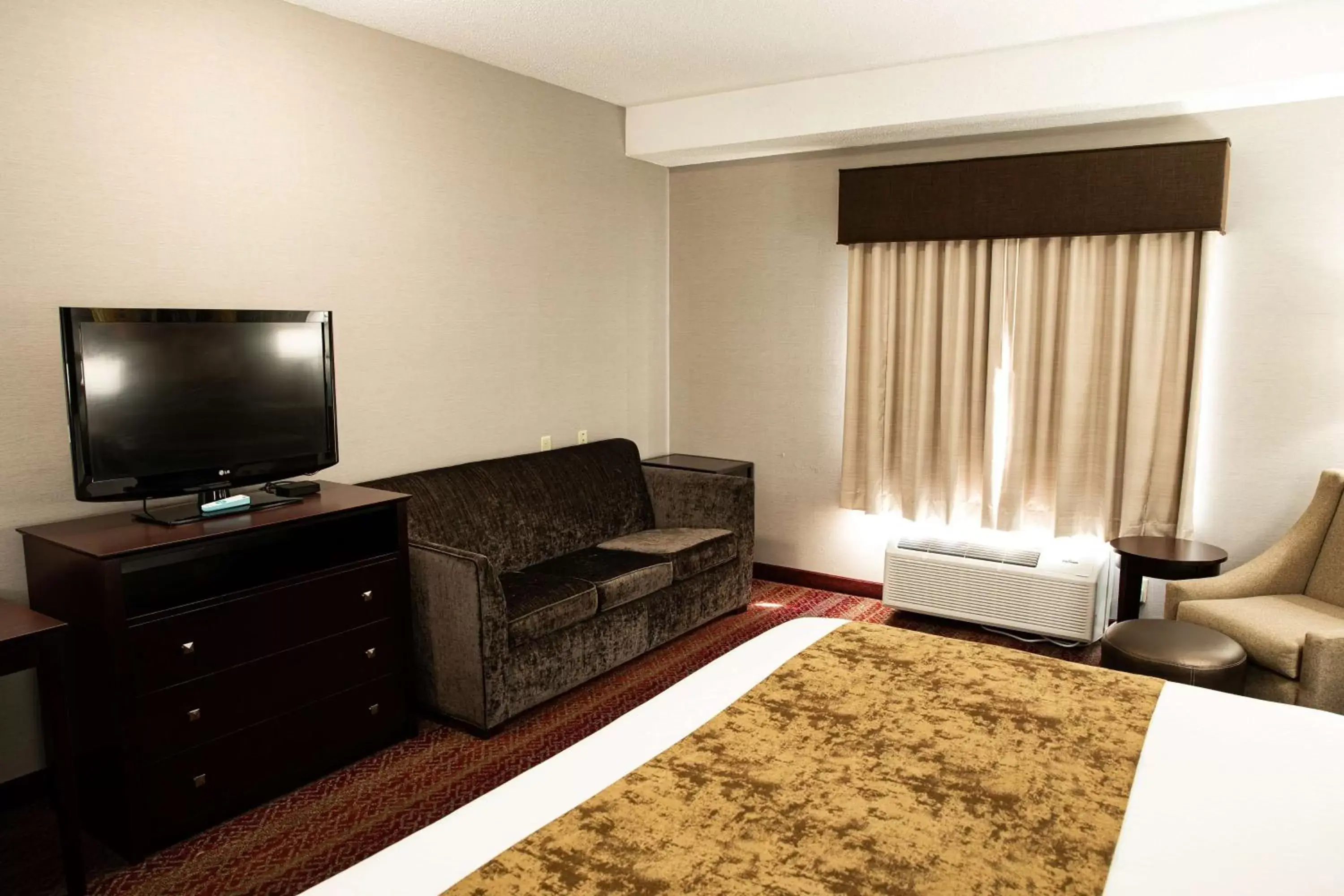 Bedroom, TV/Entertainment Center in Best Western Providence-Seekonk Inn