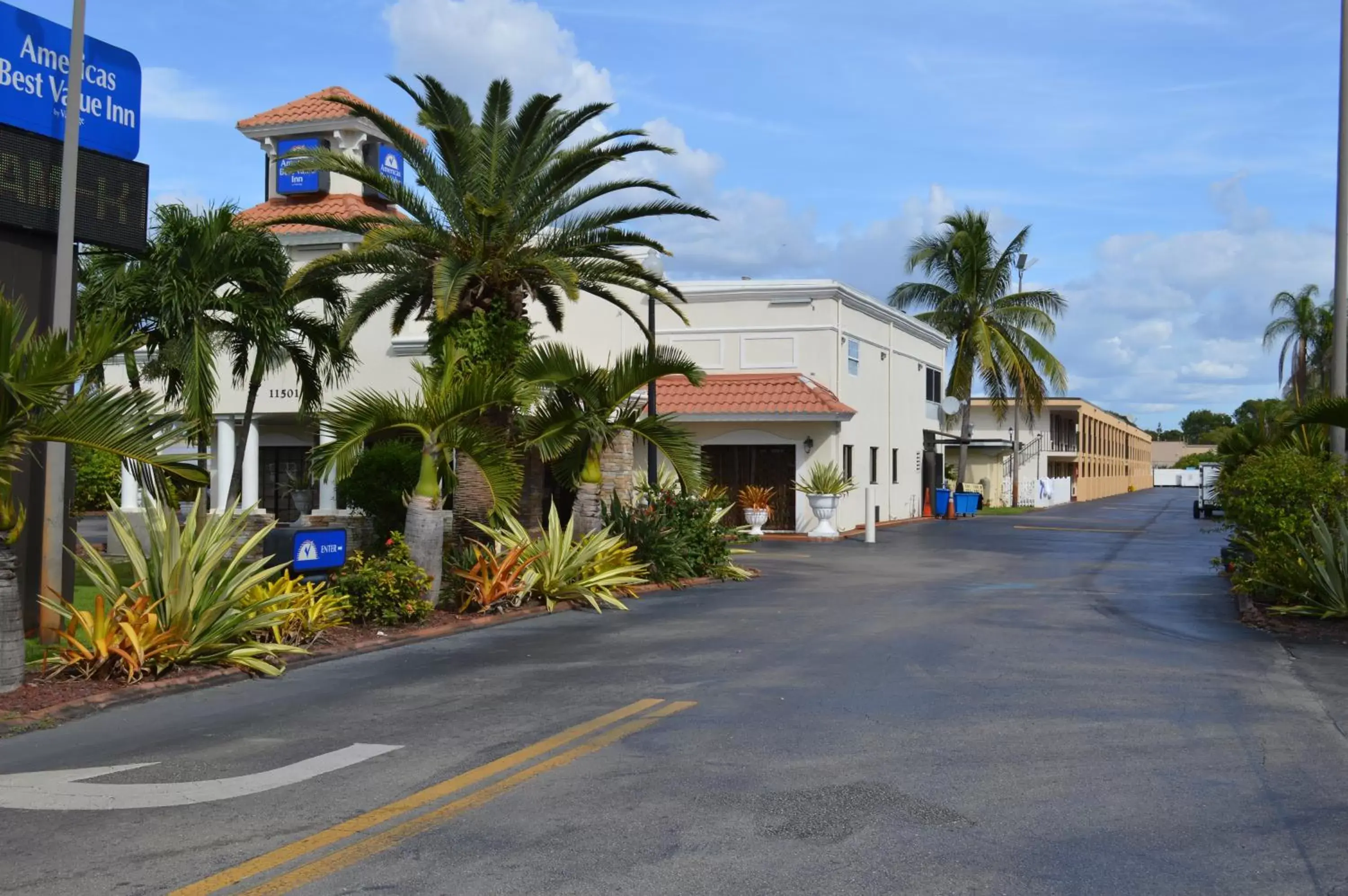 Facade/entrance, Property Building in Americas Best Value Inn Fort Myers