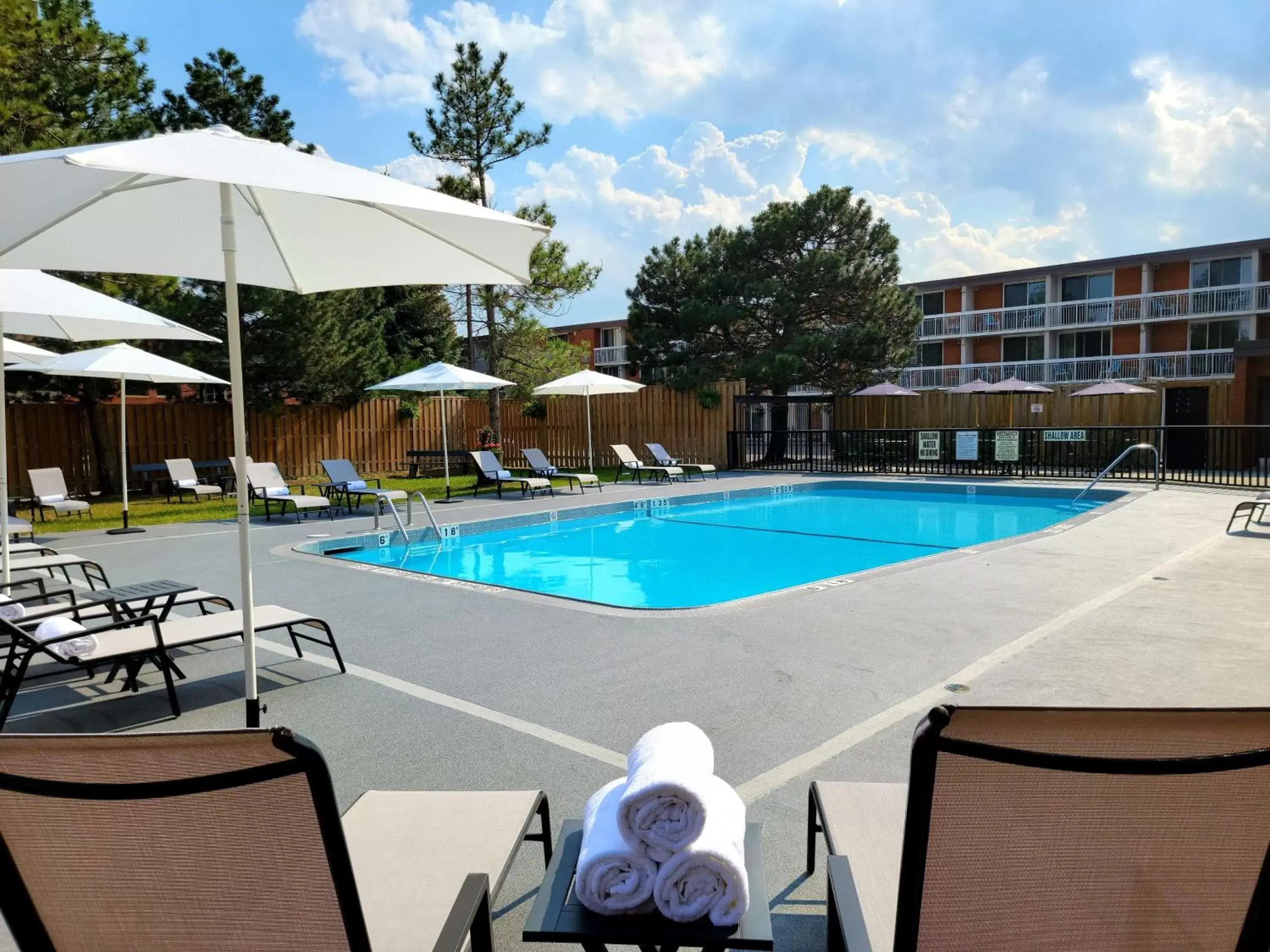 Restaurant/places to eat, Swimming Pool in Best Western Parkway Hotel Toronto North