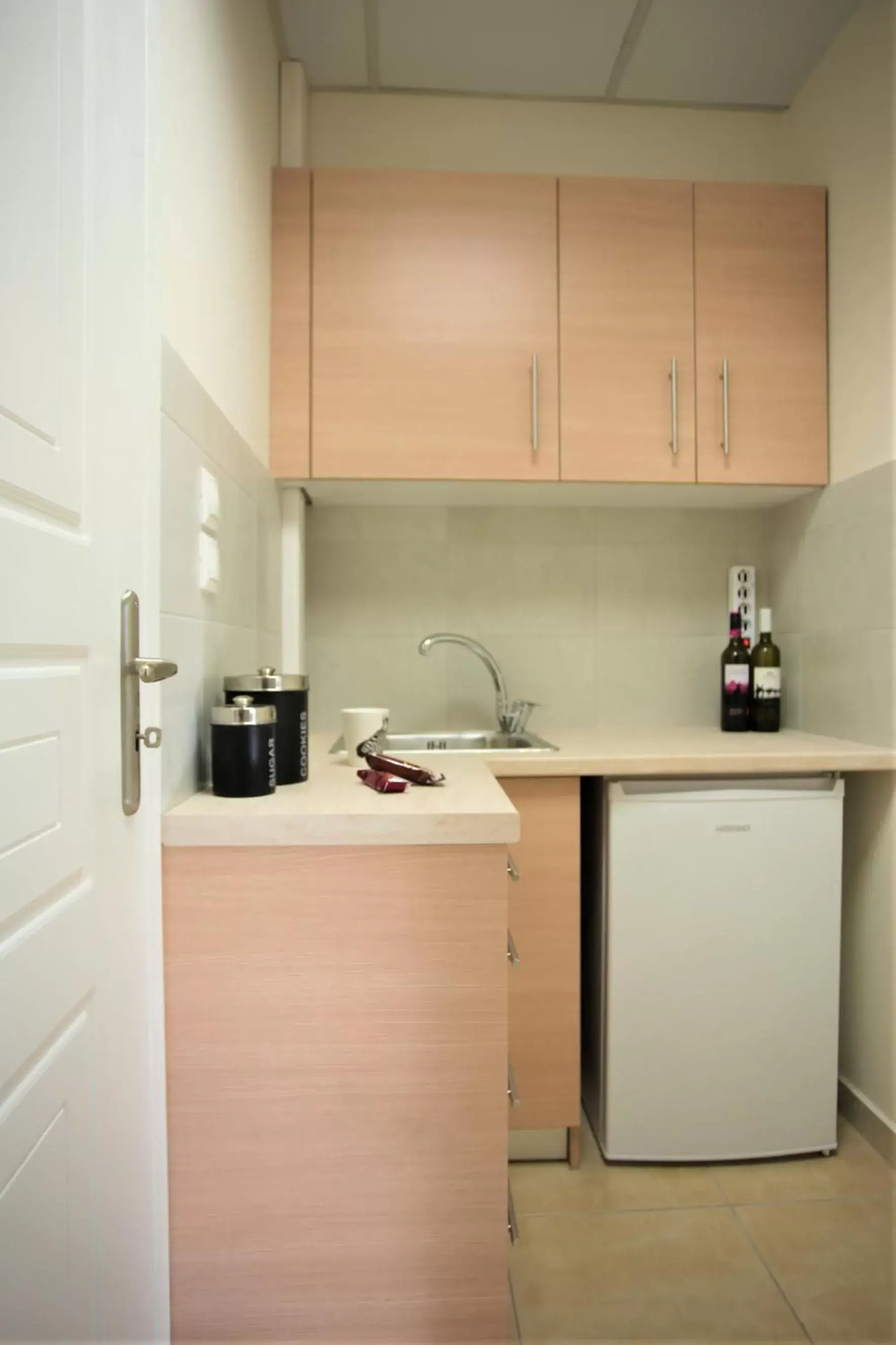 Coffee/tea facilities, Kitchen/Kitchenette in GK Airport Suites