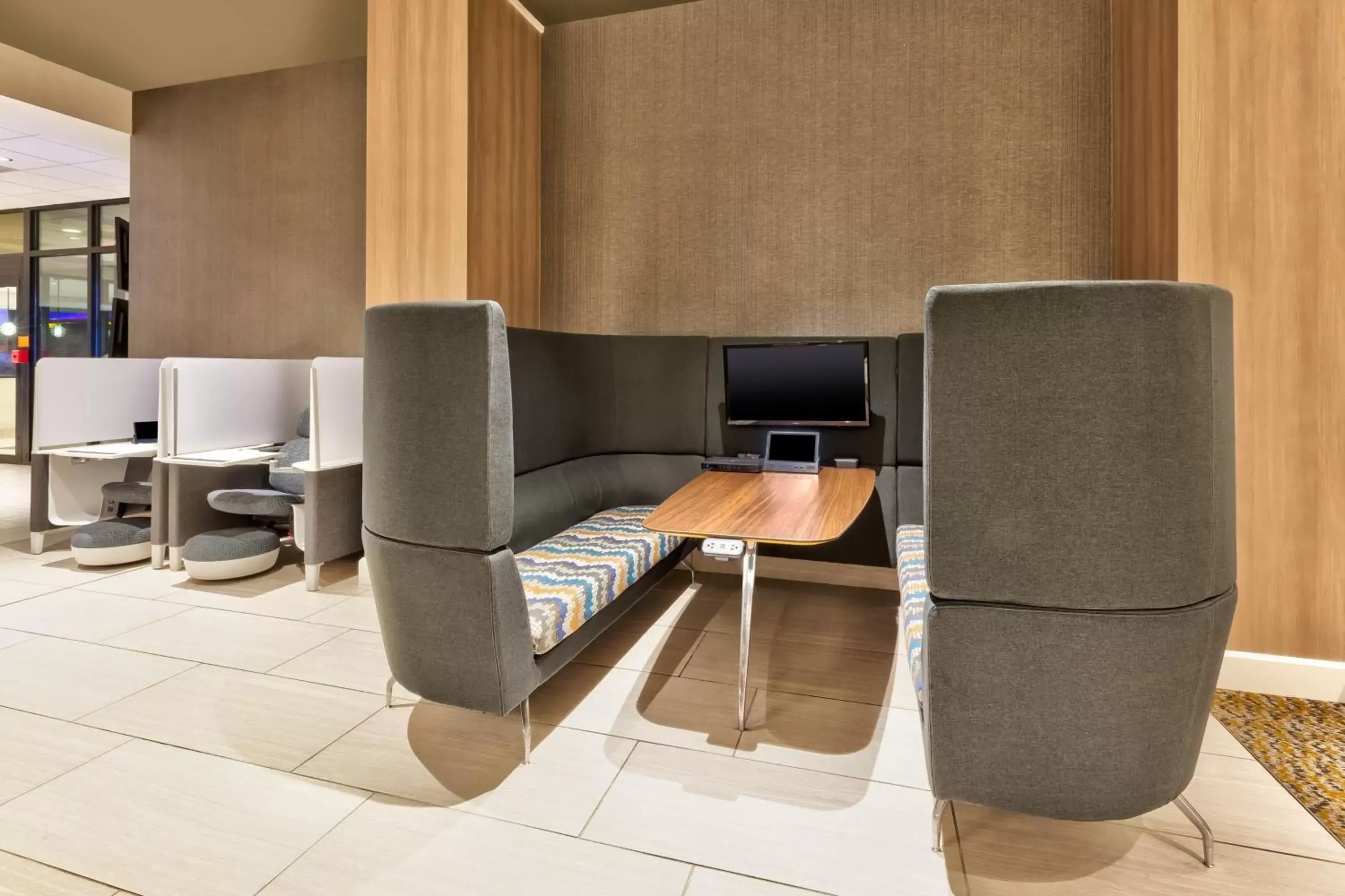 Property building, Seating Area in Crowne Plaza Dulles Airport, an IHG Hotel