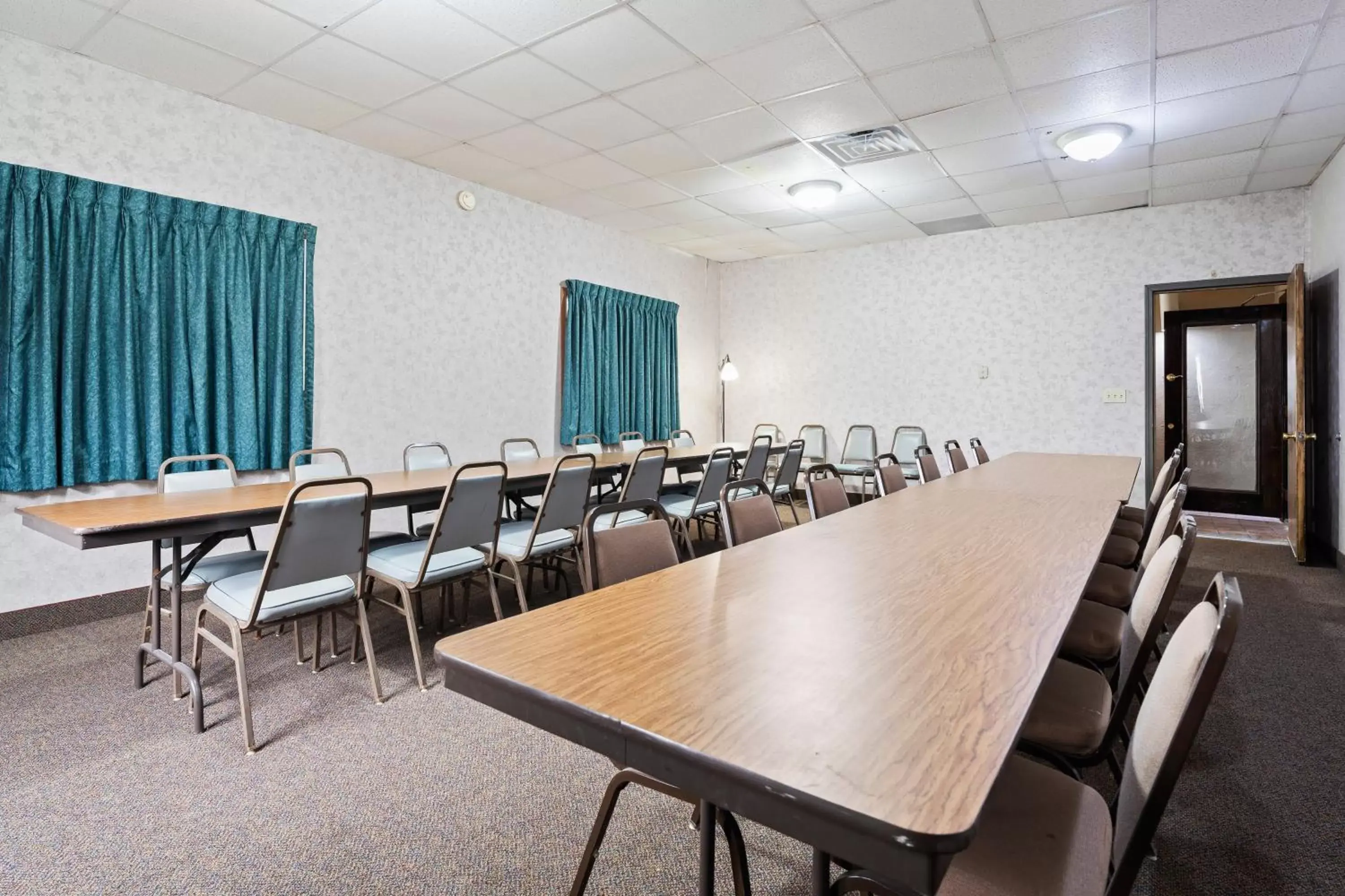 Meeting/conference room in Express Inn Parsons
