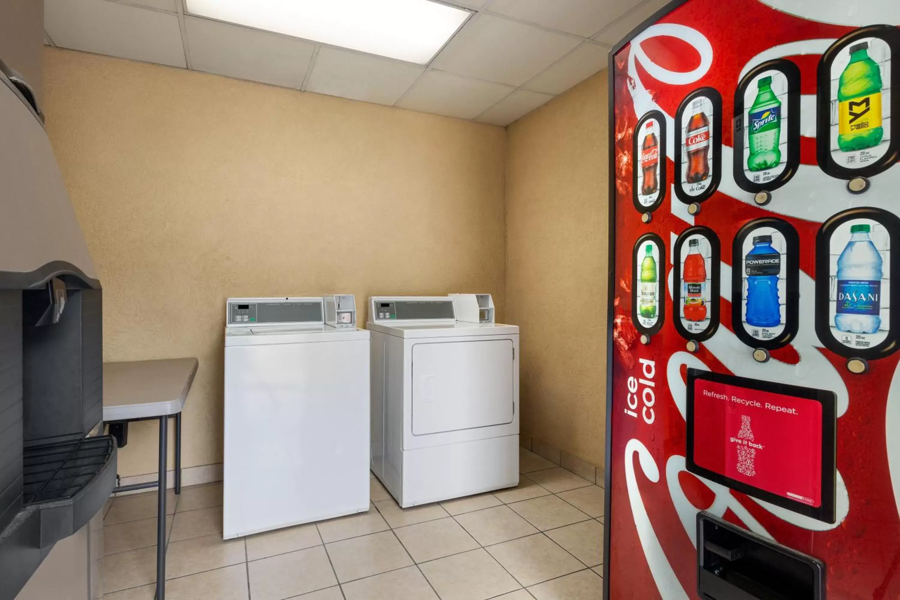 On-site shops, Kitchen/Kitchenette in Days Inn by Wyndham Weldon Roanoke Rapids