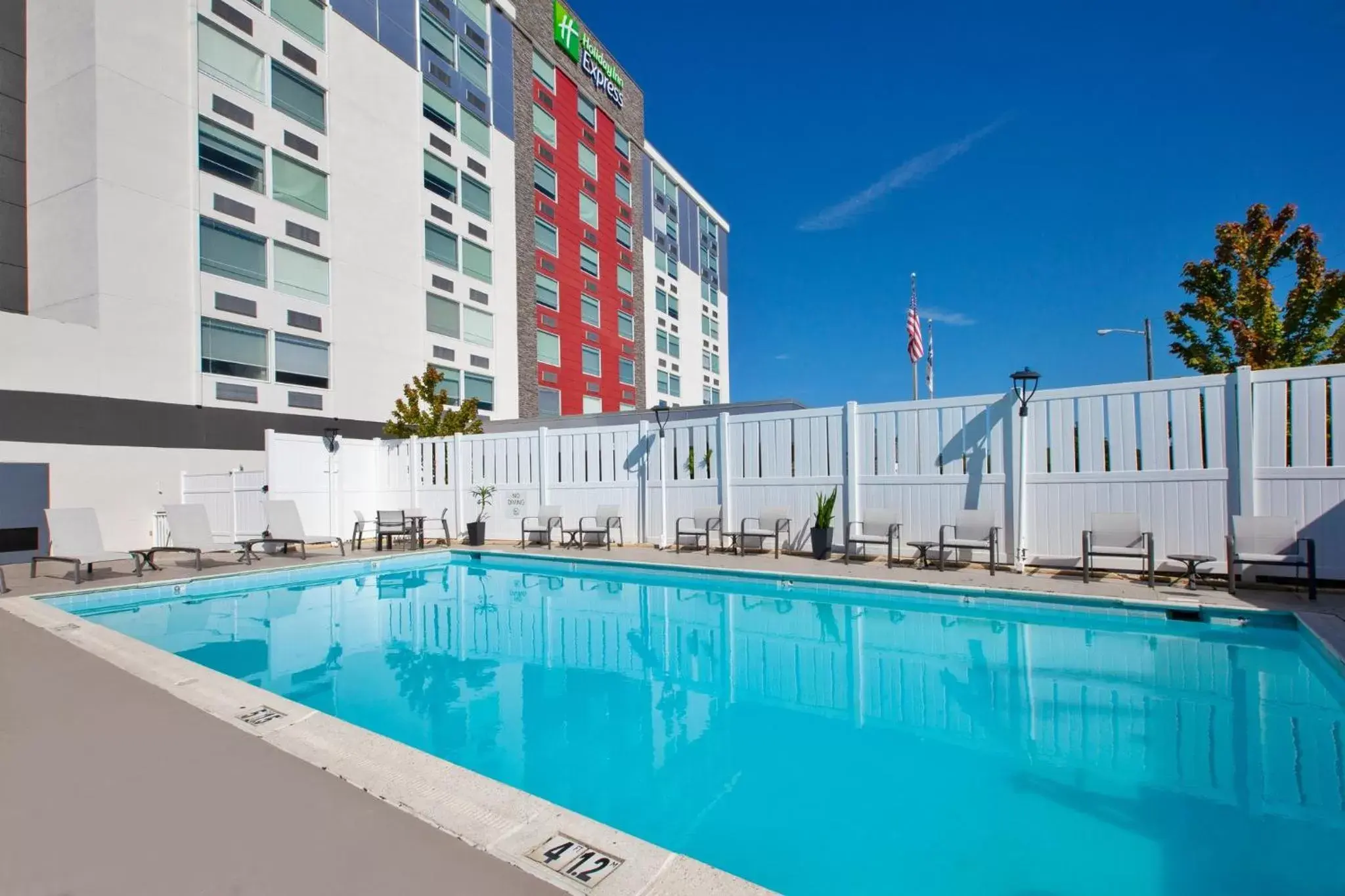 Property building, Swimming Pool in Holiday Inn Express Richmond - Midtown, an IHG Hotel