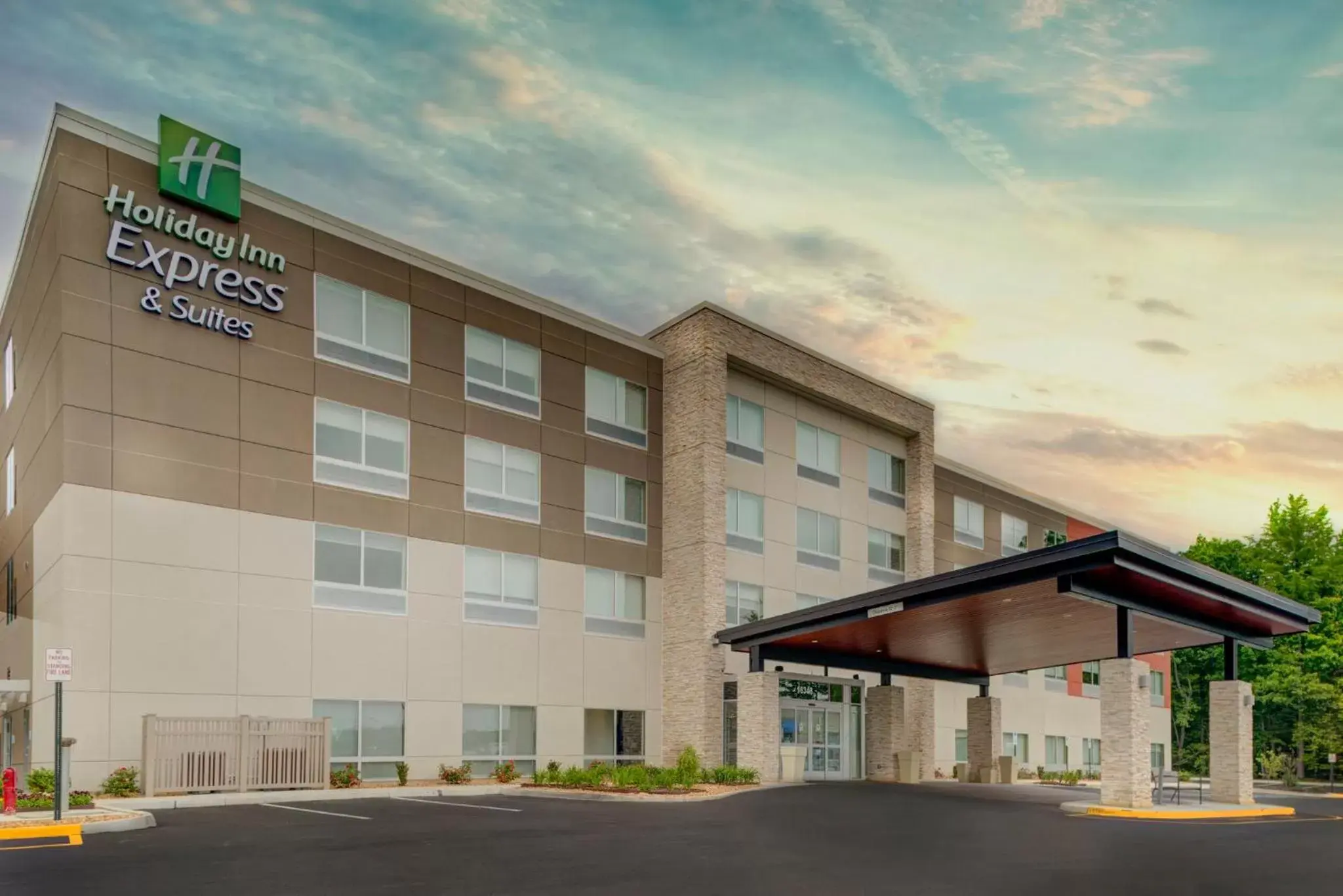 Property Building in Holiday Inn Express & Suites - King George - Dahlgren, an IHG Hotel