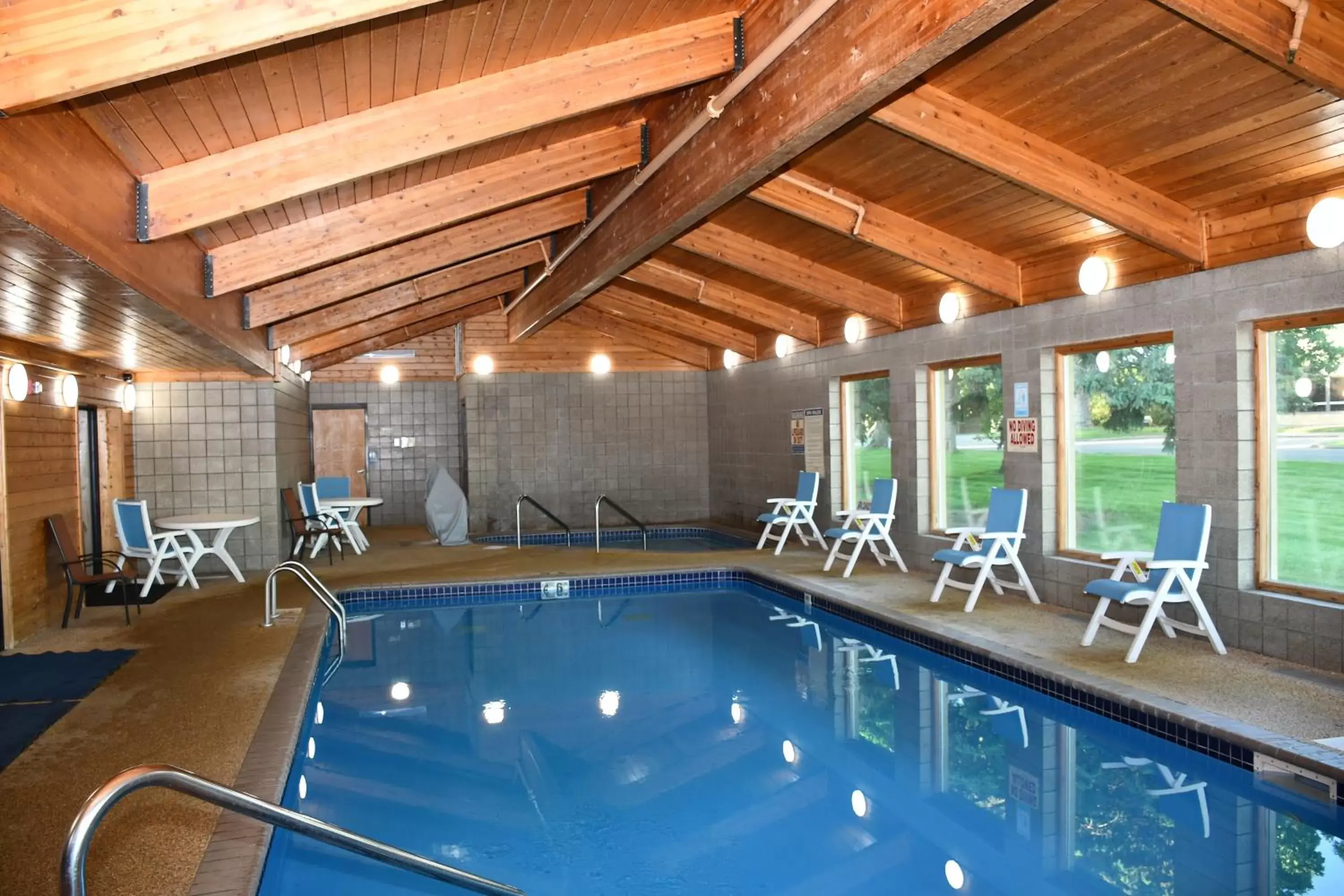 Swimming Pool in Stillwater Inn & Suites