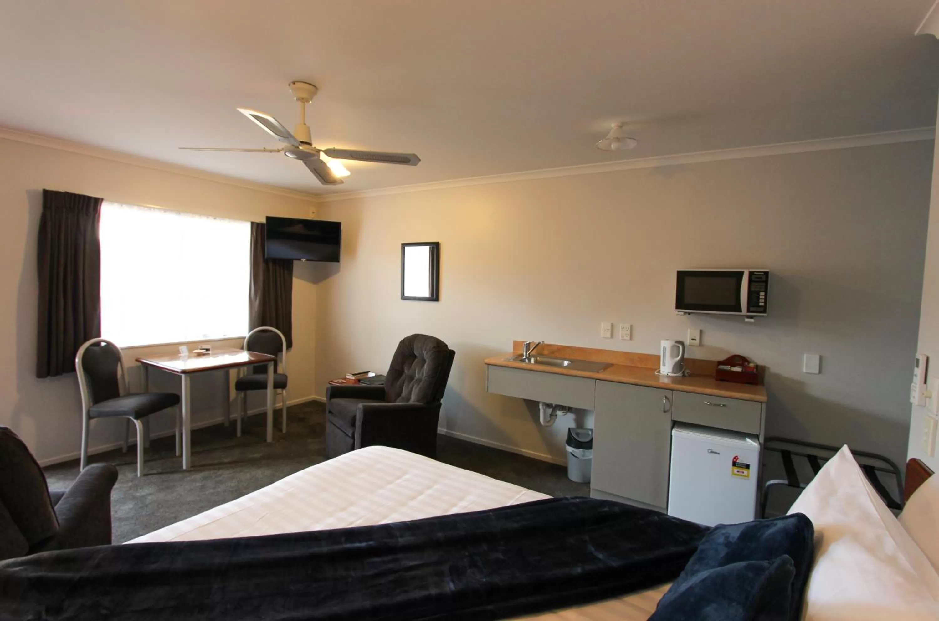 Living room, Bed in BK's Magnolia Motor Lodge