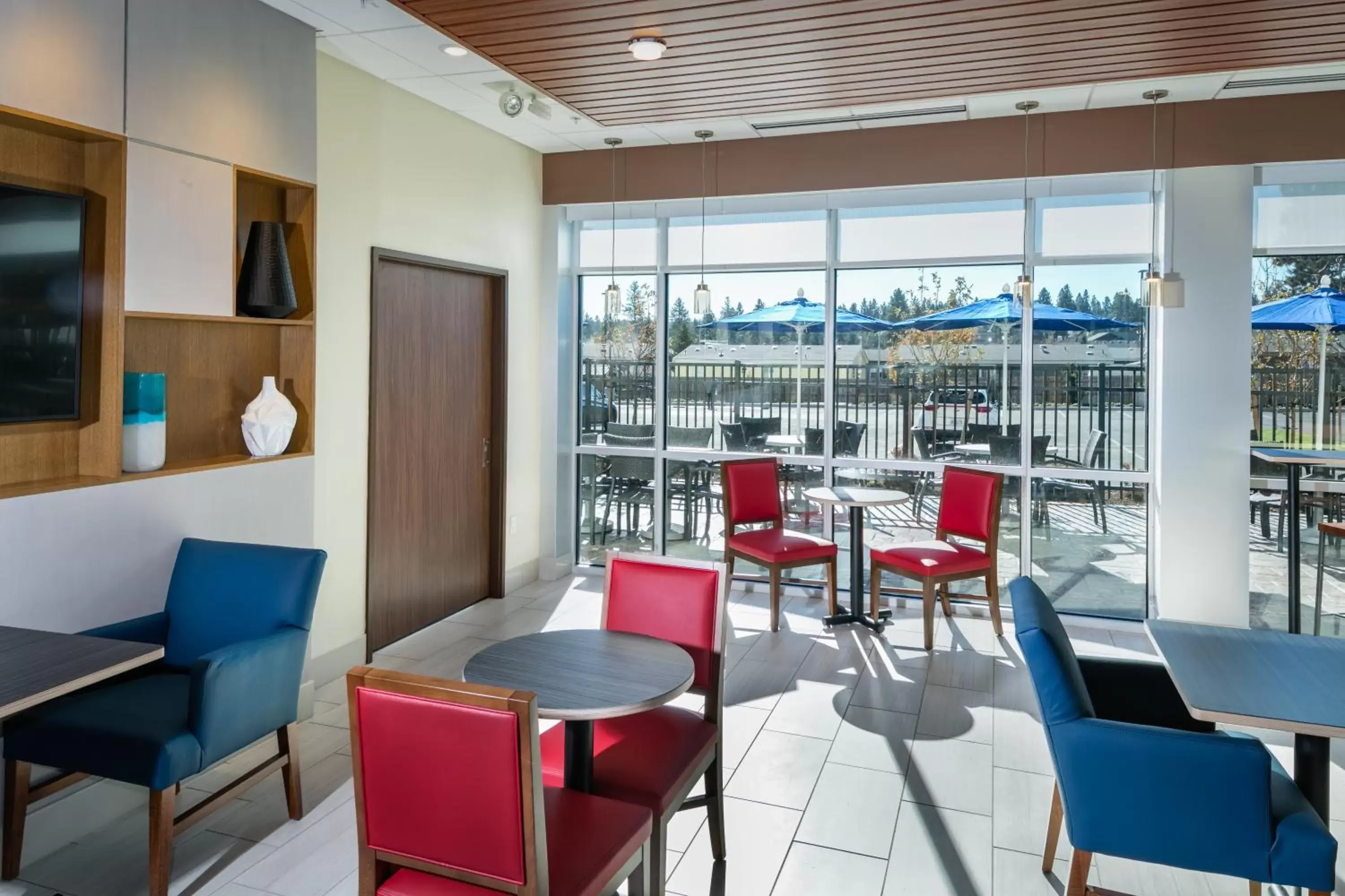 Breakfast in Holiday Inn Express & Suites - Bend South, an IHG Hotel