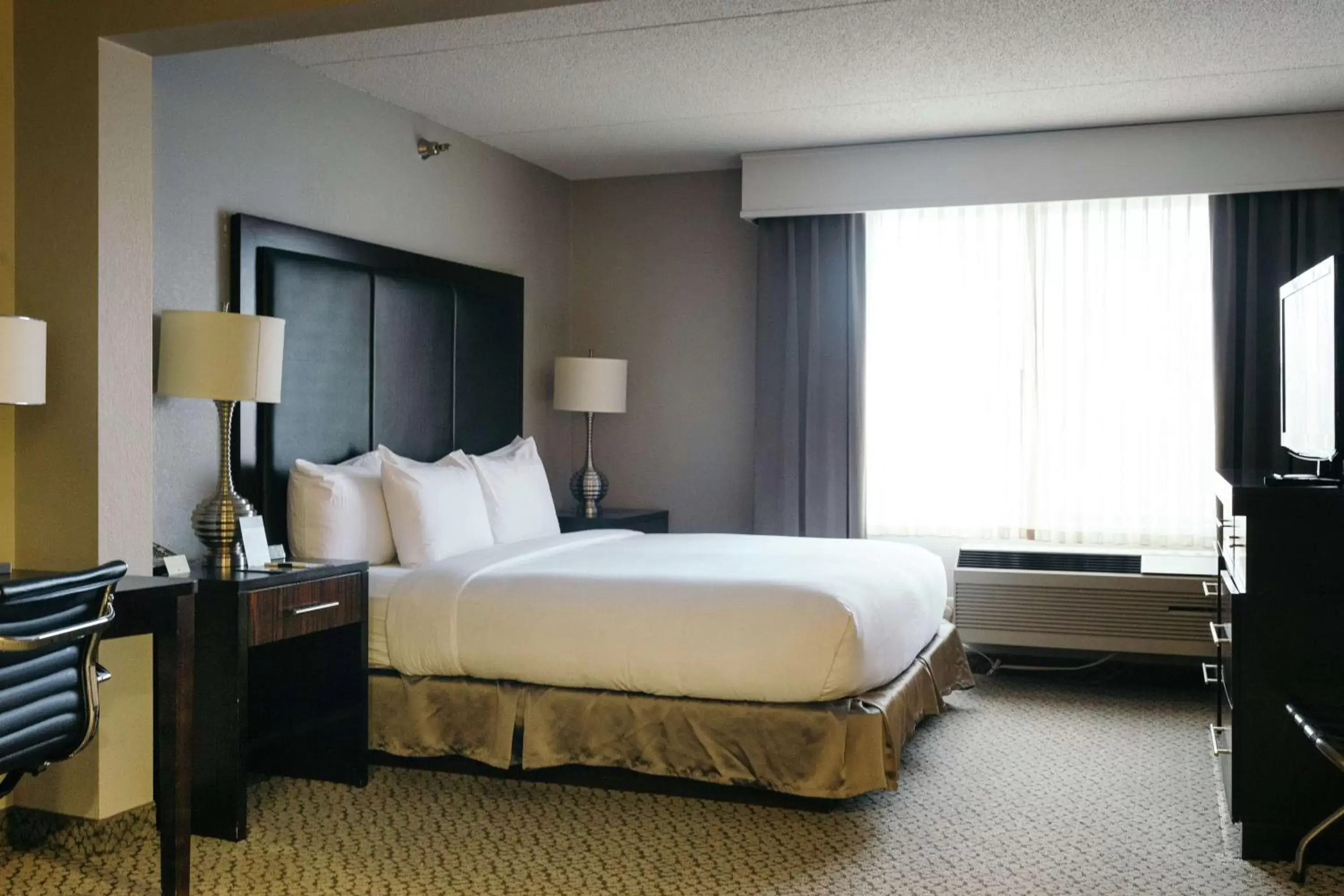 Bedroom, Bed in Doubletree Des Moines Airport