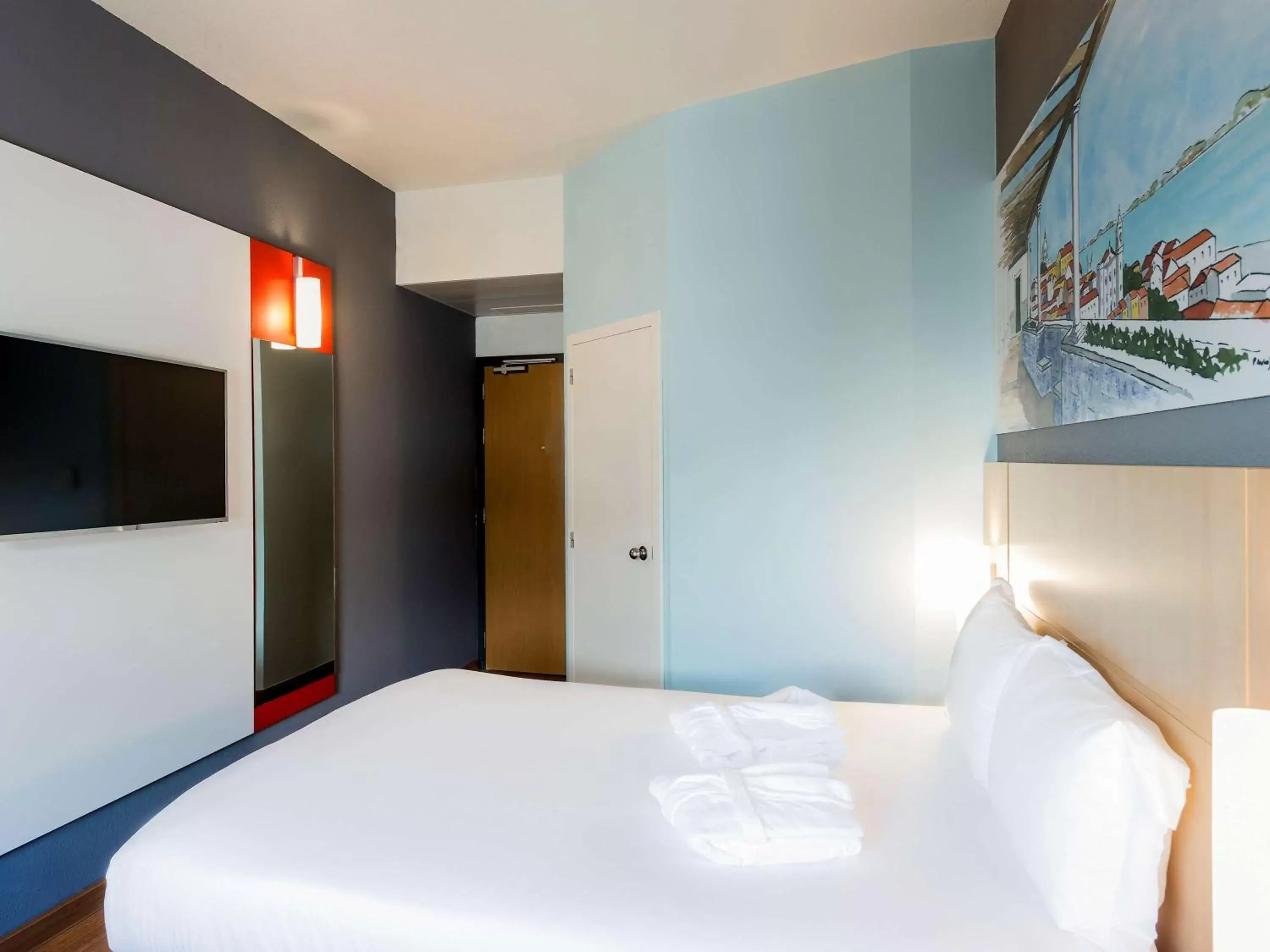 Photo of the whole room, Bed in Hotel Ibis Lisboa Parque das Nações