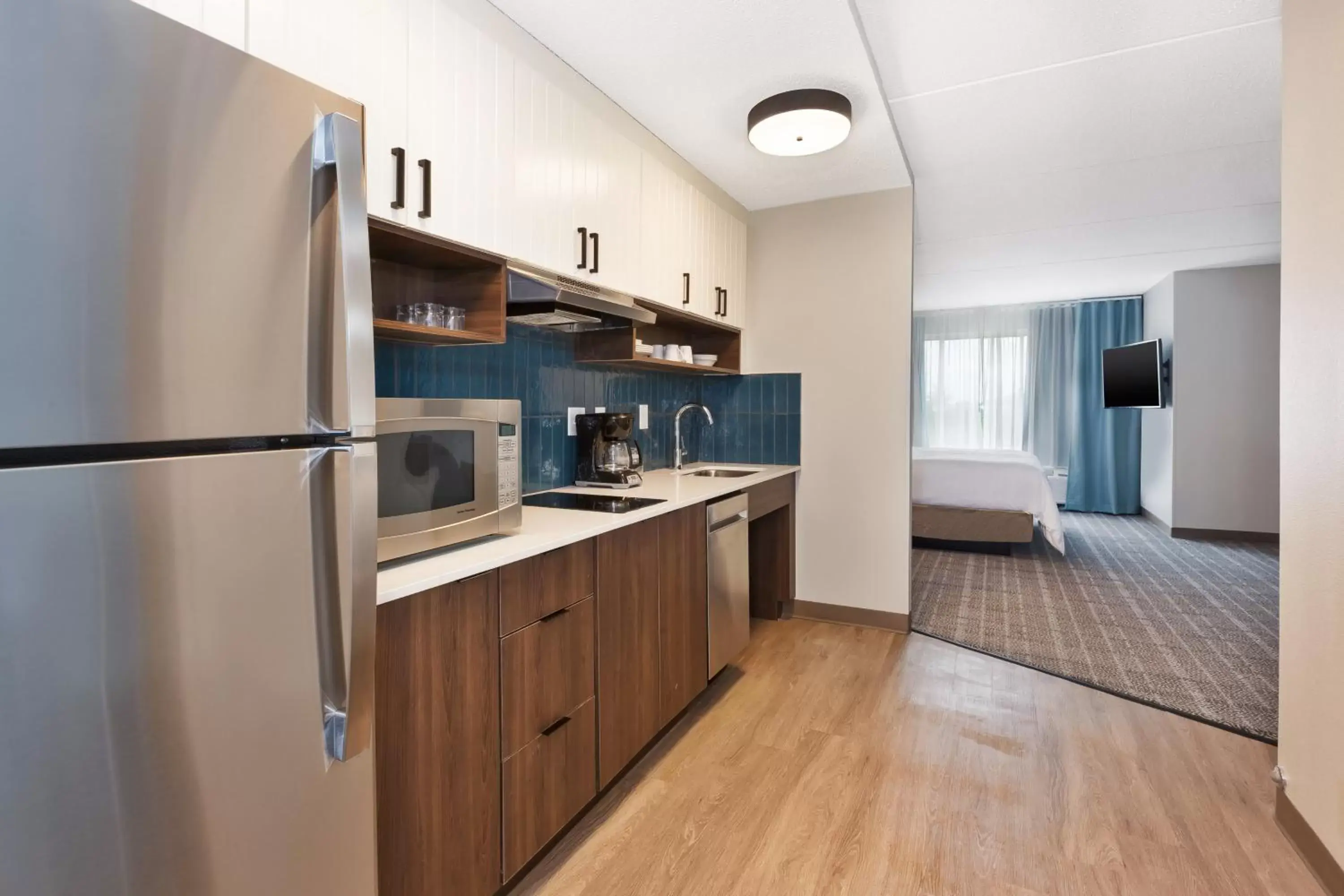 Photo of the whole room, Kitchen/Kitchenette in Staybridge Suites Pittsburgh Airport, an IHG Hotel