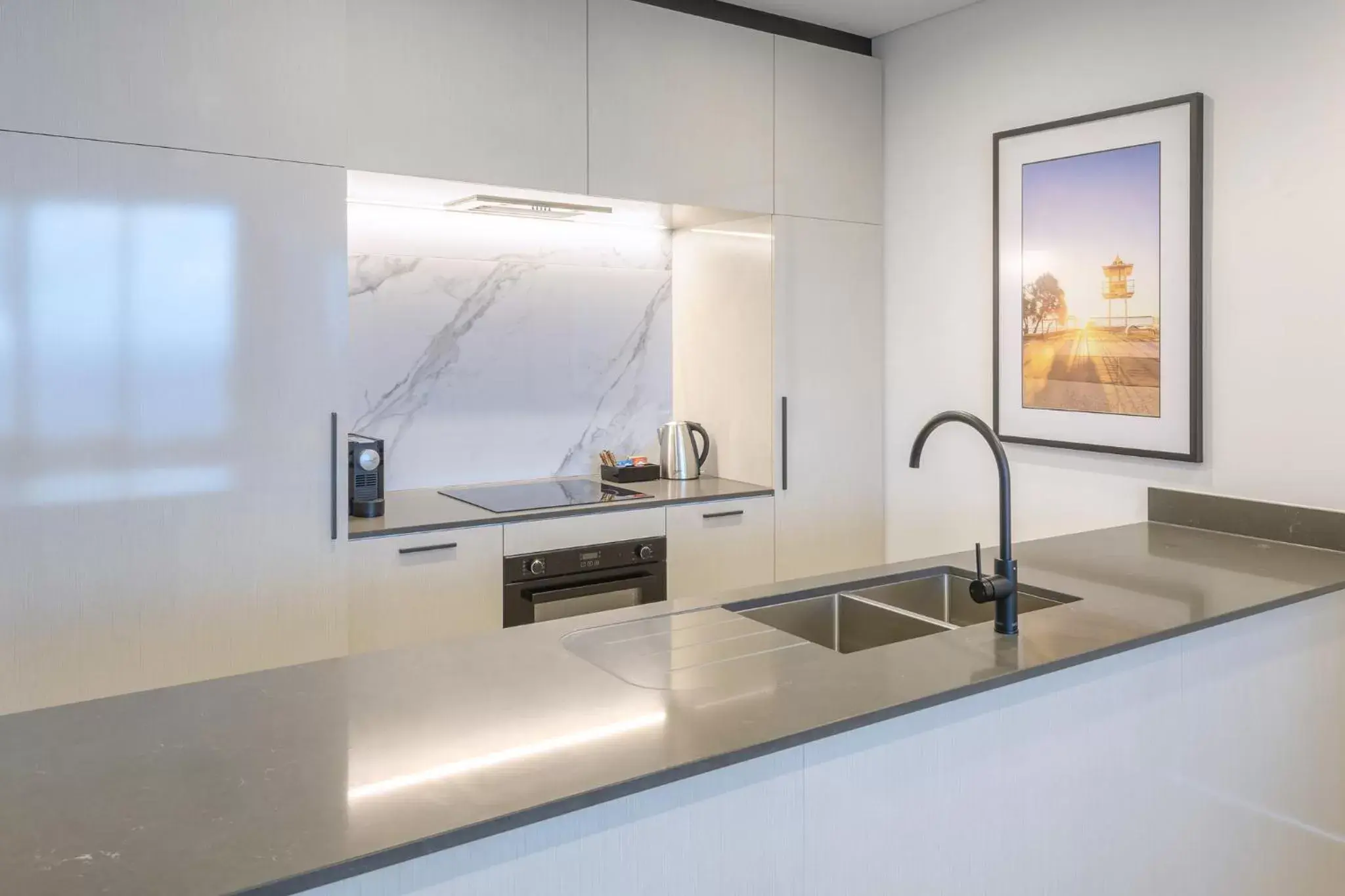 Kitchen or kitchenette, Kitchen/Kitchenette in Meriton Suites Surfers Paradise