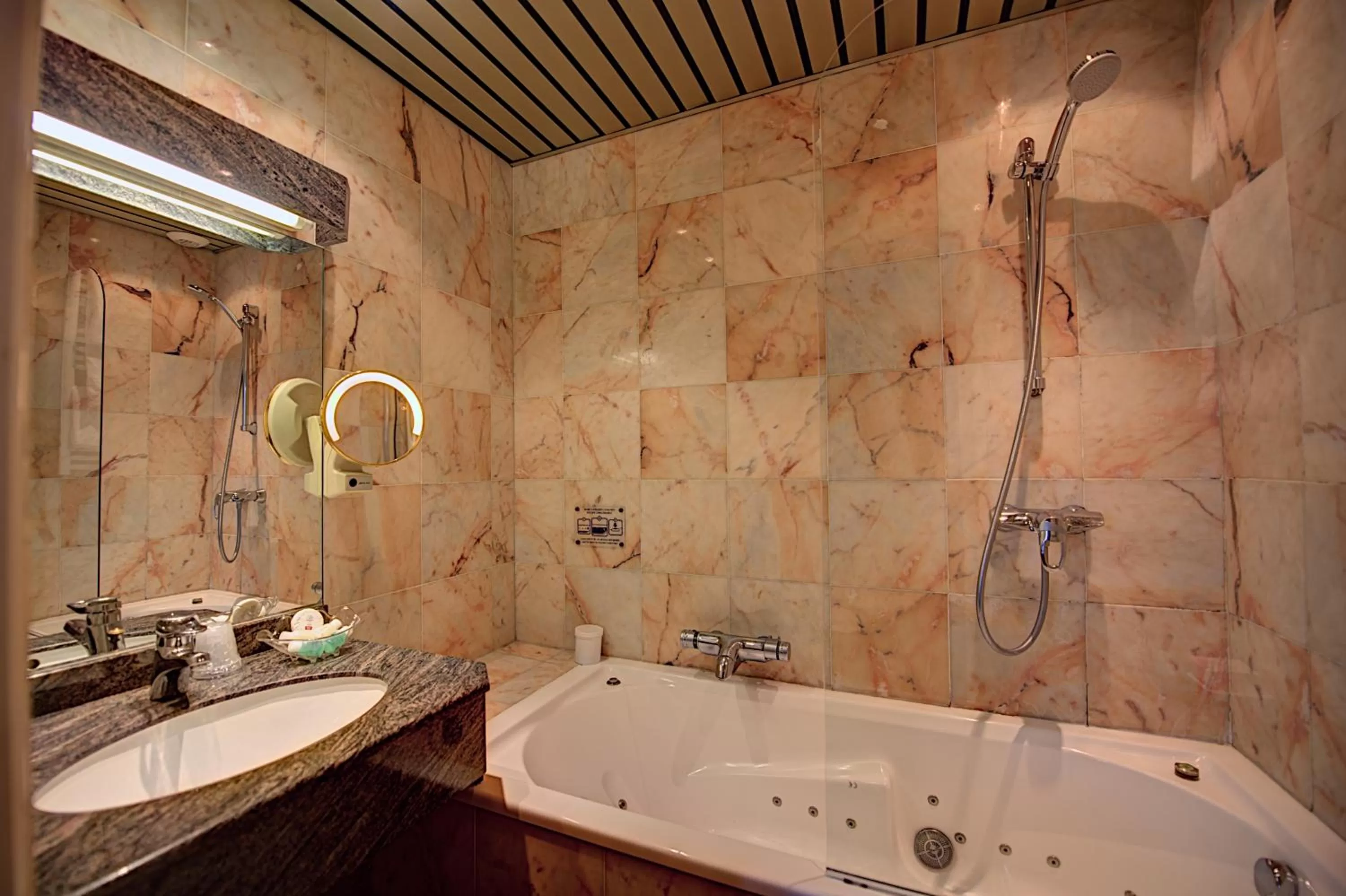 Bathroom in Hôtel Du Midi Paris Montparnasse