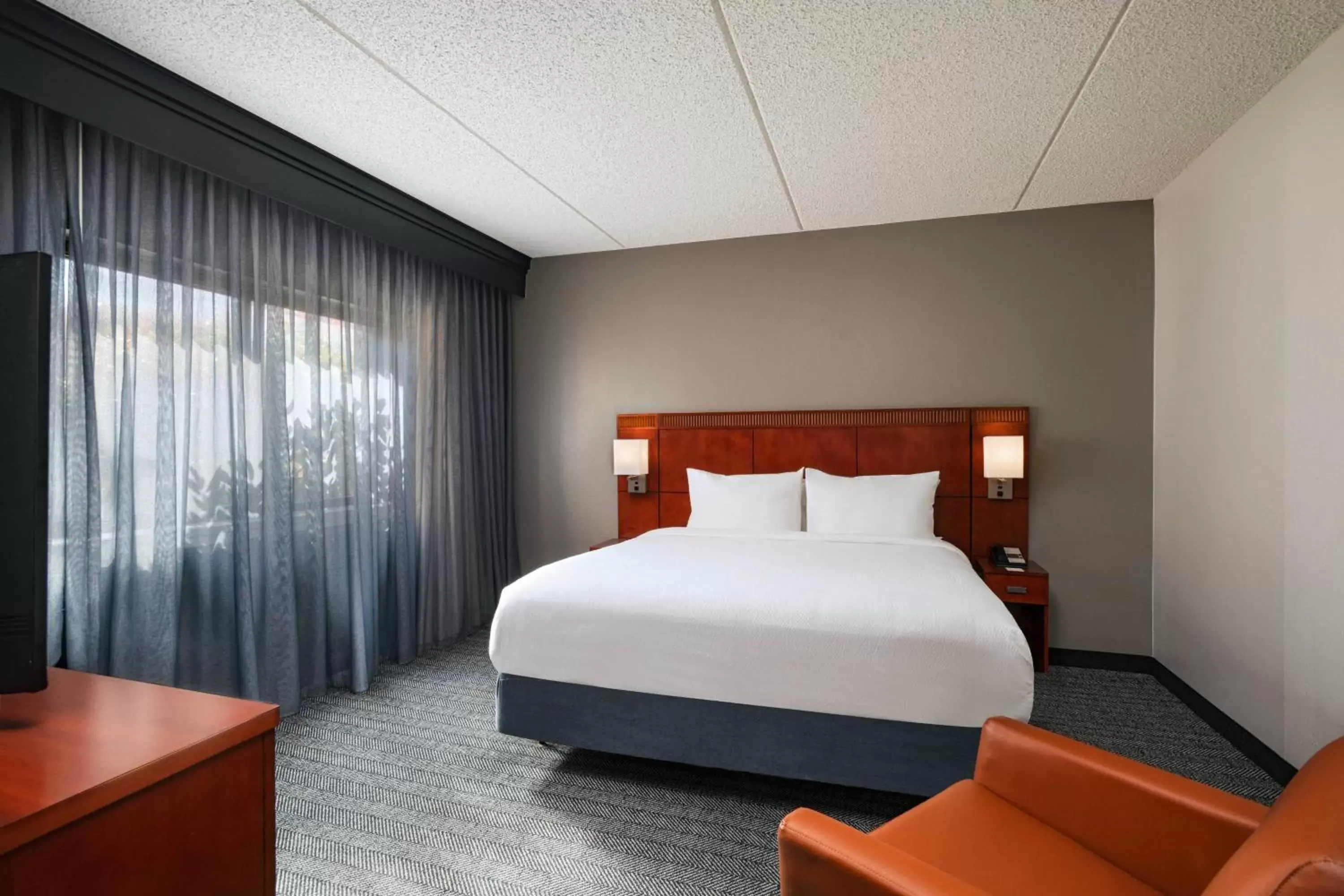 Bedroom, Bed in Courtyard by Marriott San Antonio Medical Center