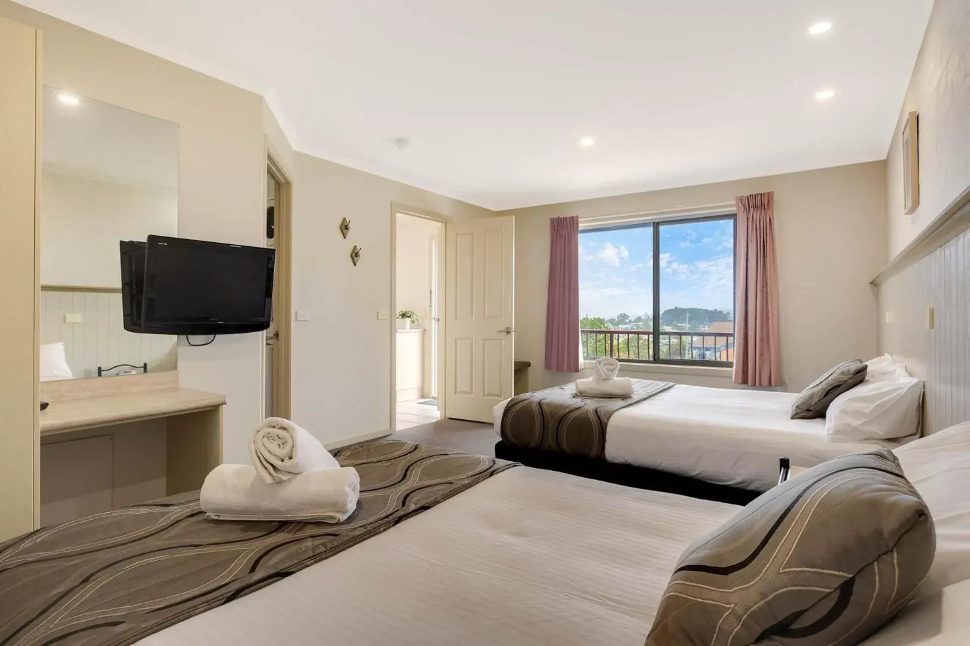 Bedroom, TV/Entertainment Center in Heritage House Motel & Units