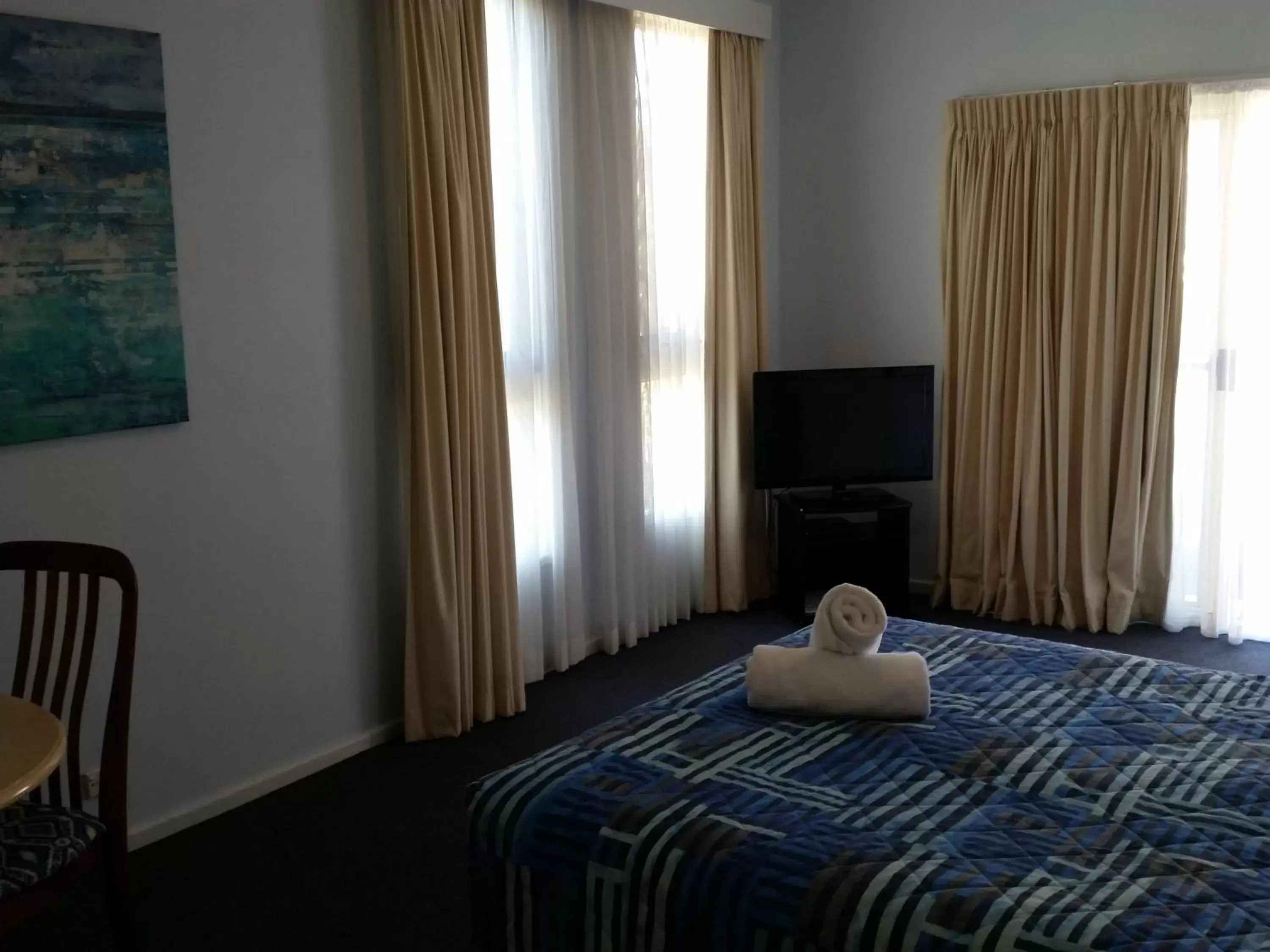 Photo of the whole room, Bed in Dolphins of Mollymook Motel and Fifth Green Apartments