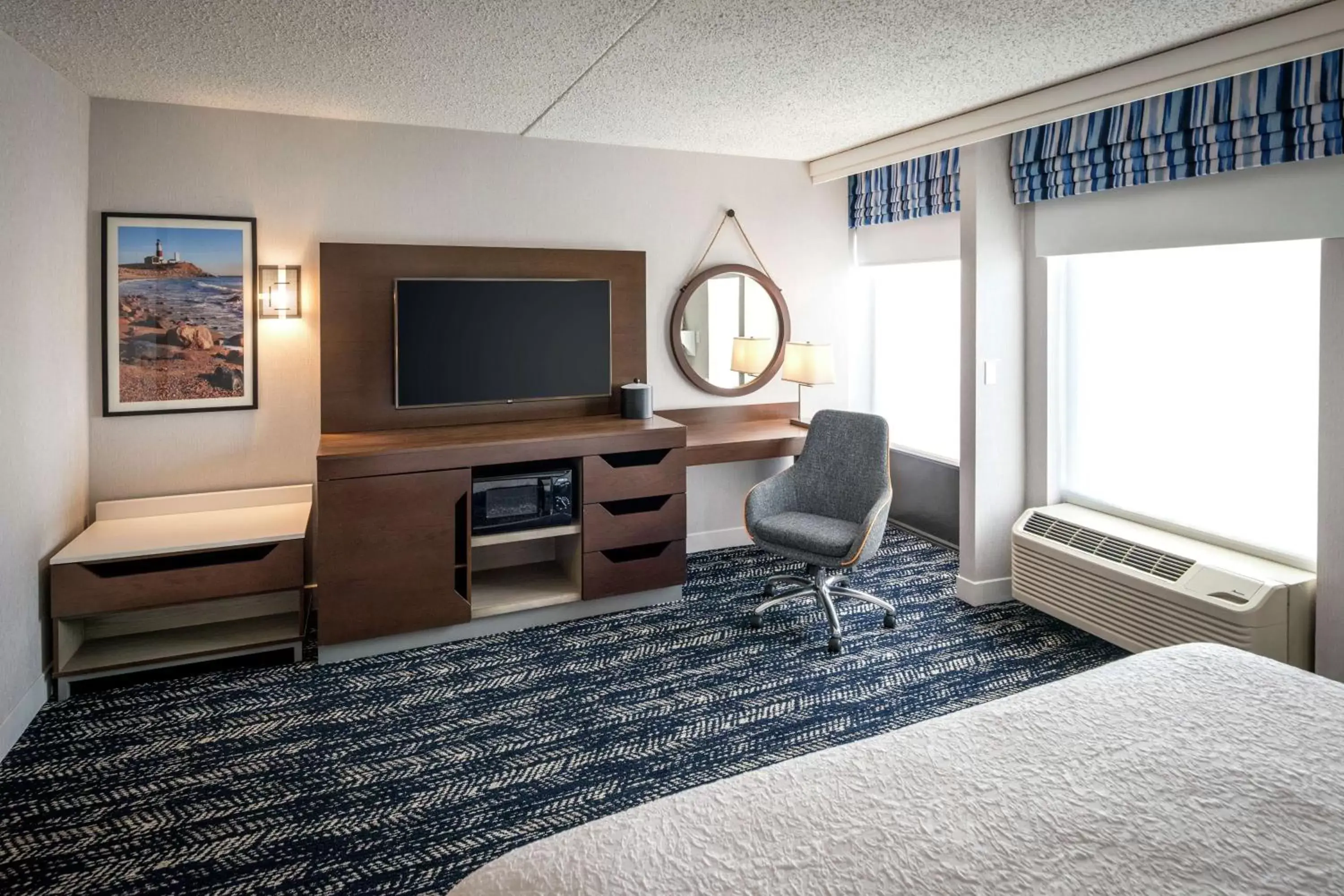 Living room, TV/Entertainment Center in Hampton Inn Long Island/Commack