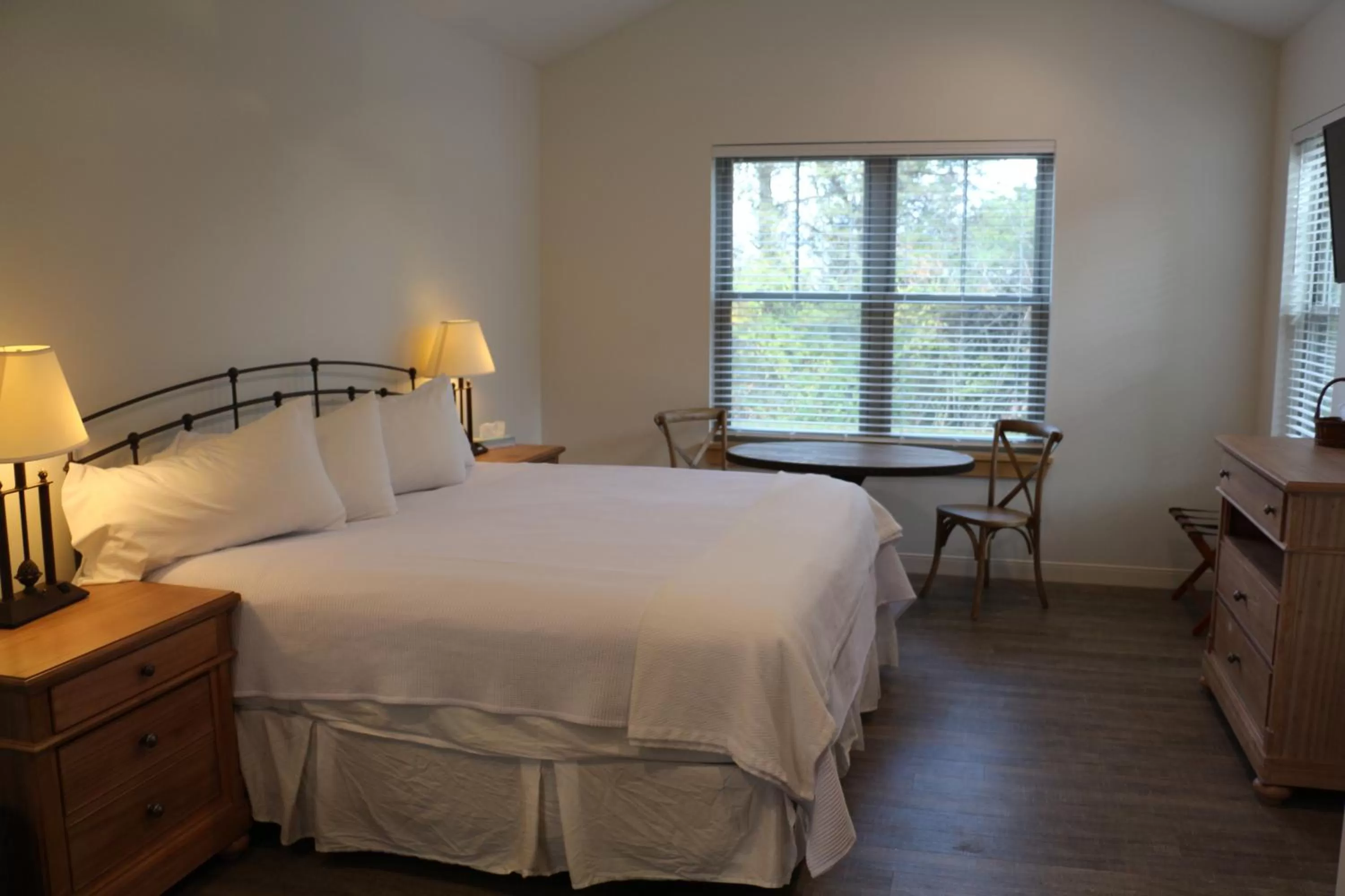 Seating area, Bed in Cedar Creek