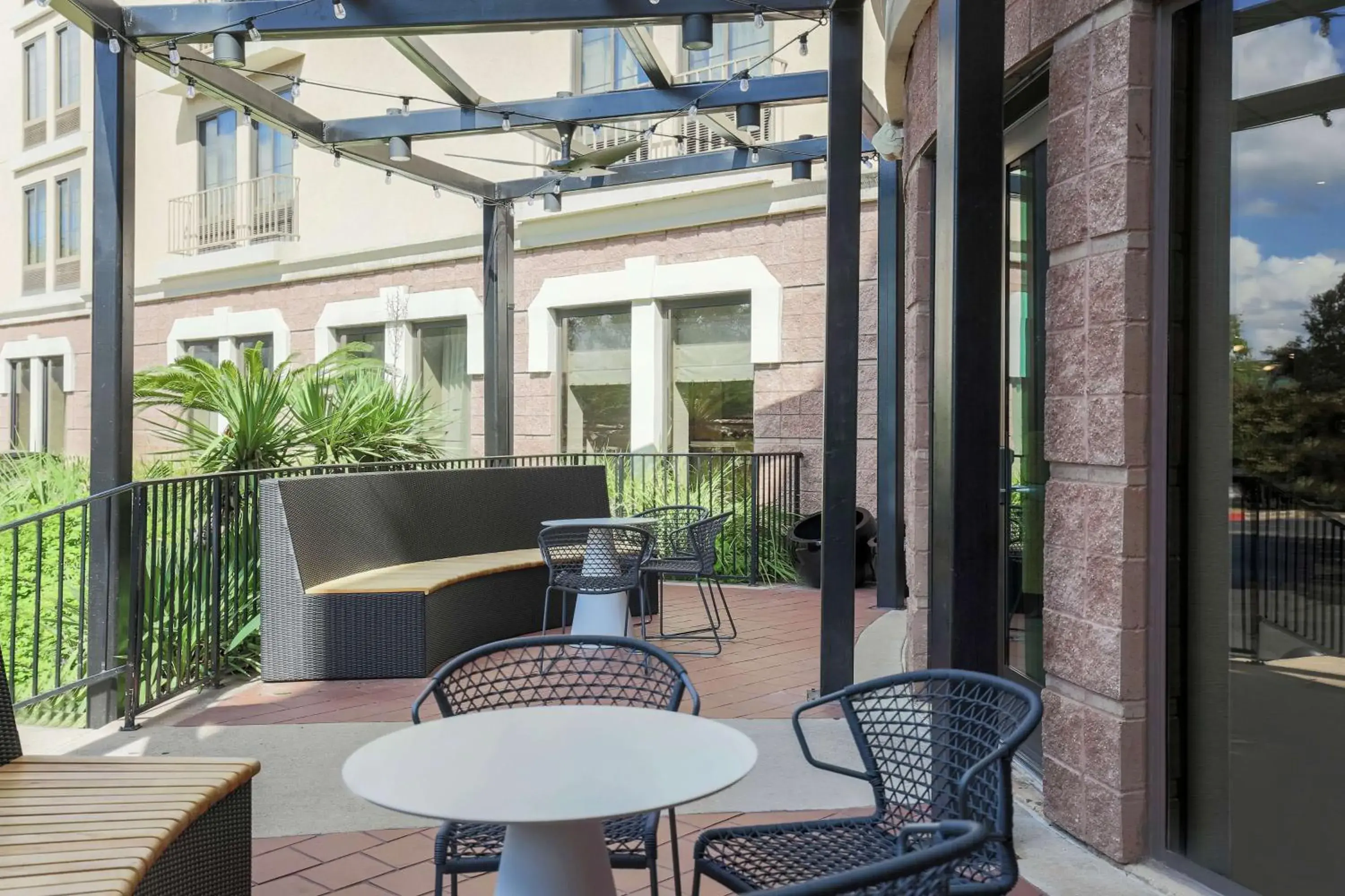 Inner courtyard view in DoubleTree by Hilton Austin-University Area