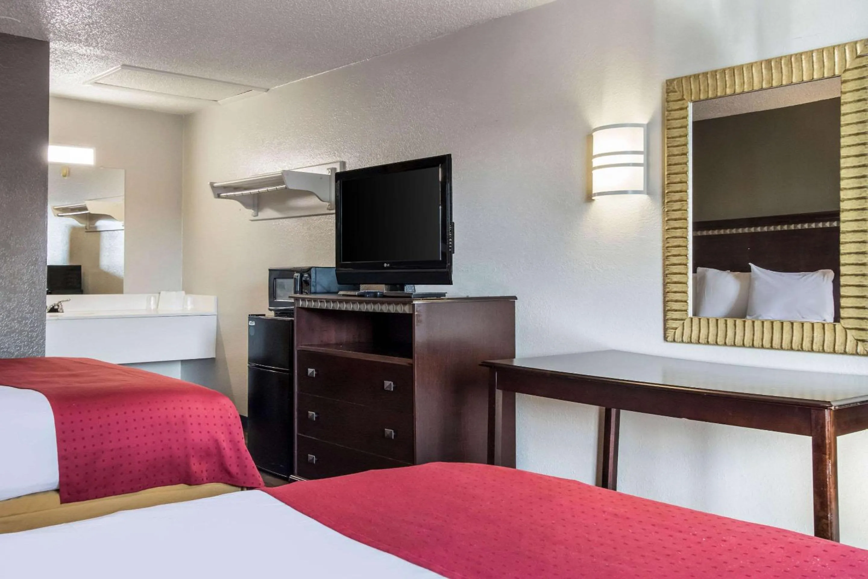 Photo of the whole room, Bed in Rodeway Inn Near Hall of Fame