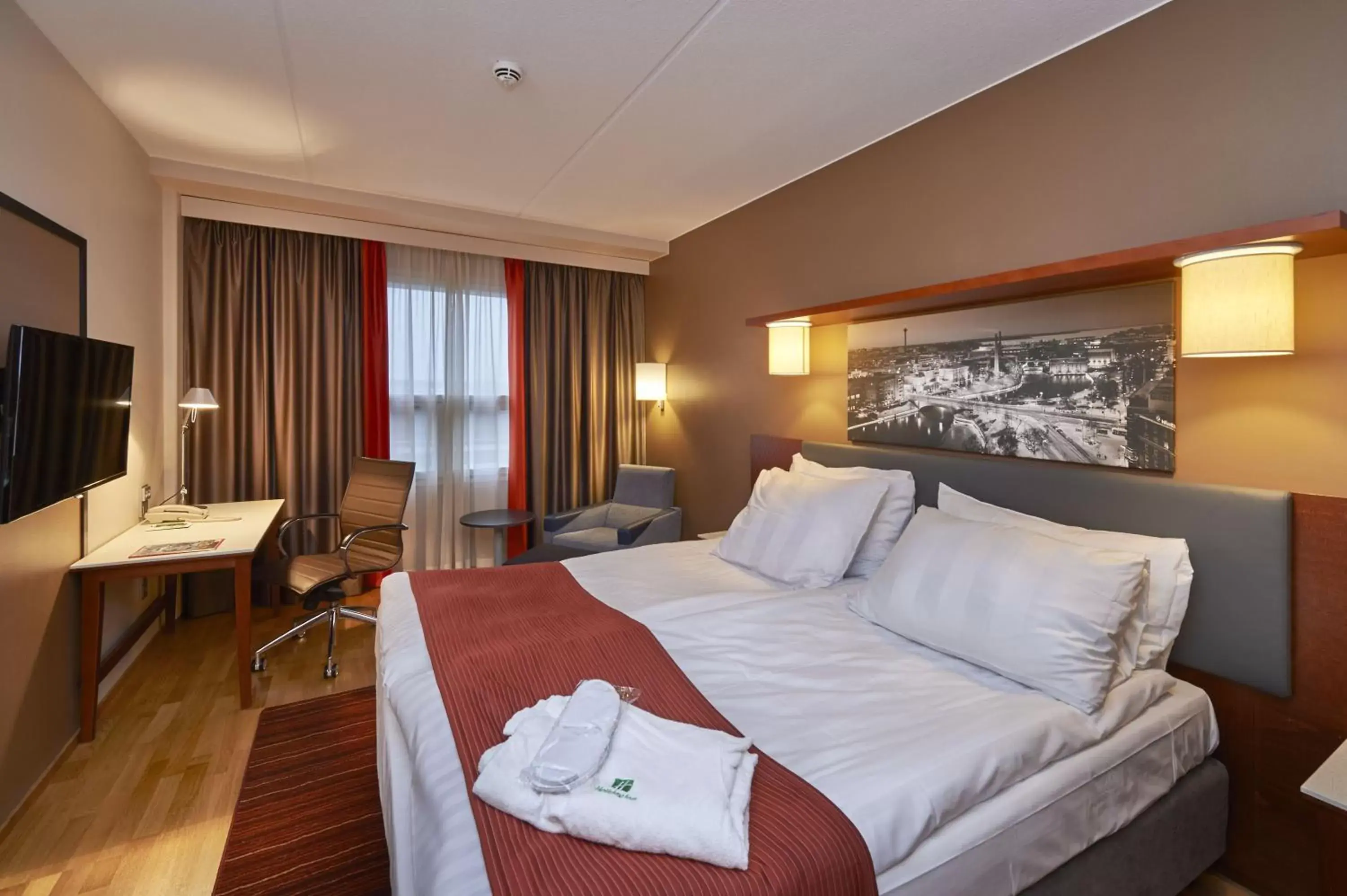 Photo of the whole room, Bed in Holiday Inn Tampere - Central Station, an IHG Hotel