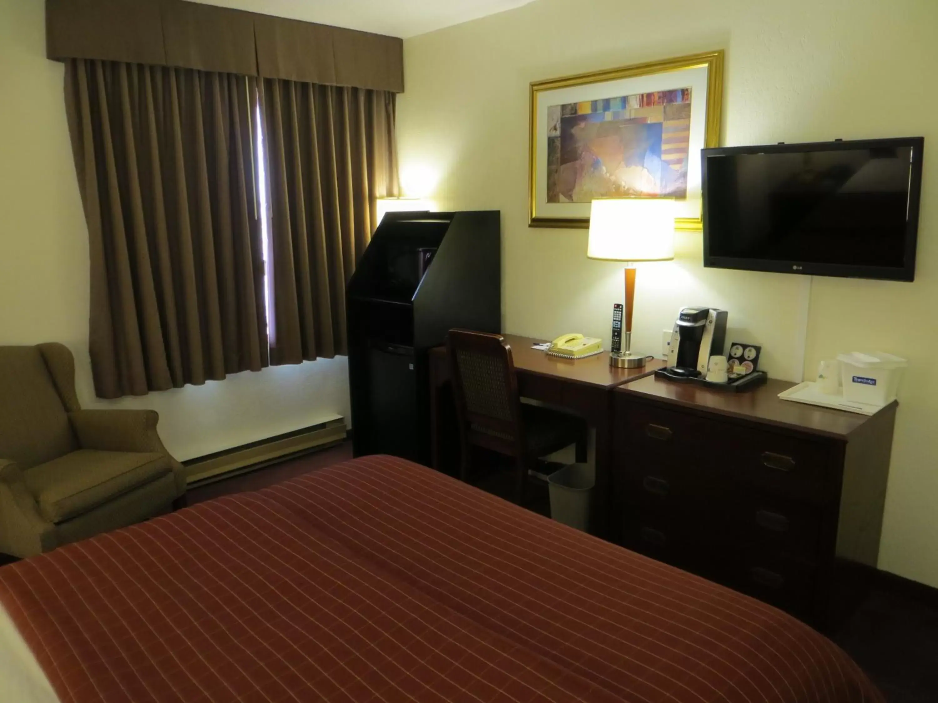 Bed, TV/Entertainment Center in Travelodge by Wyndham Edmonton West