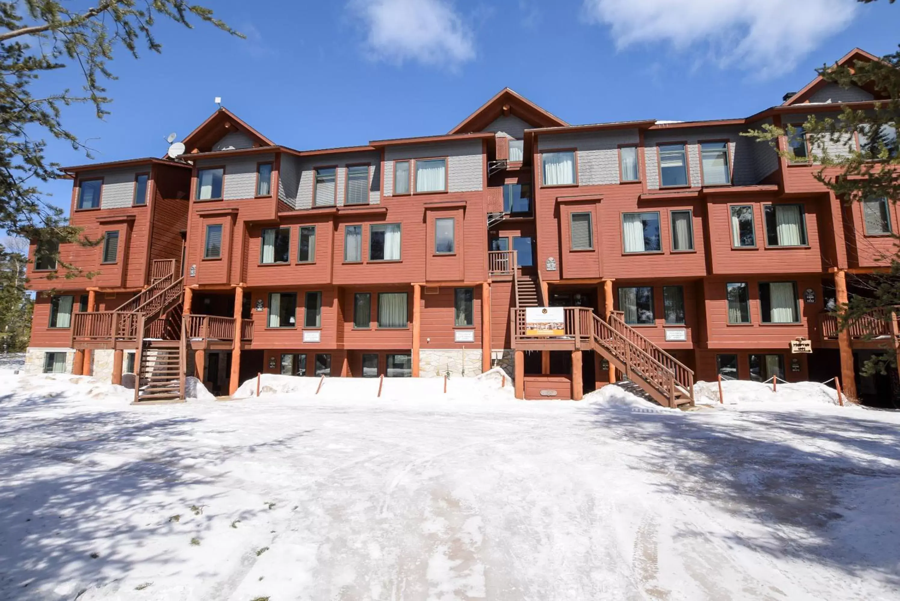 Winter in Les Condos Du Lac Taureau- Rooms & Condos