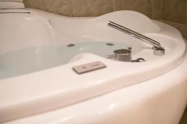 Hot Tub, Bathroom in Hotel La Locanda