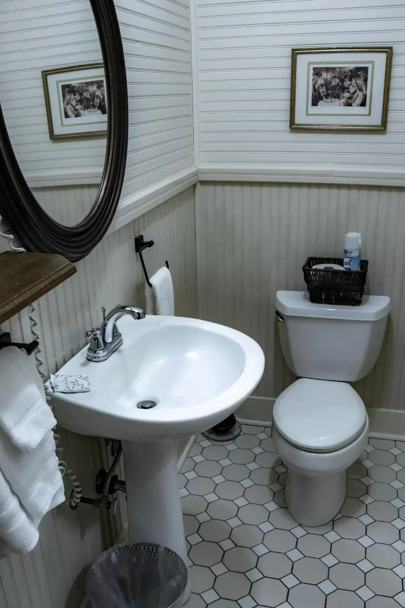 Bathroom in McCloud River Bed and Breakfast