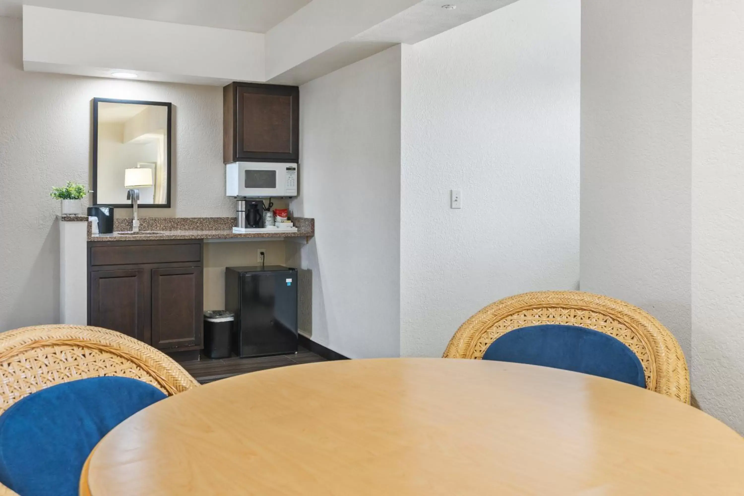 Kitchen or kitchenette, Kitchen/Kitchenette in Cherry Tree Inn & Suites