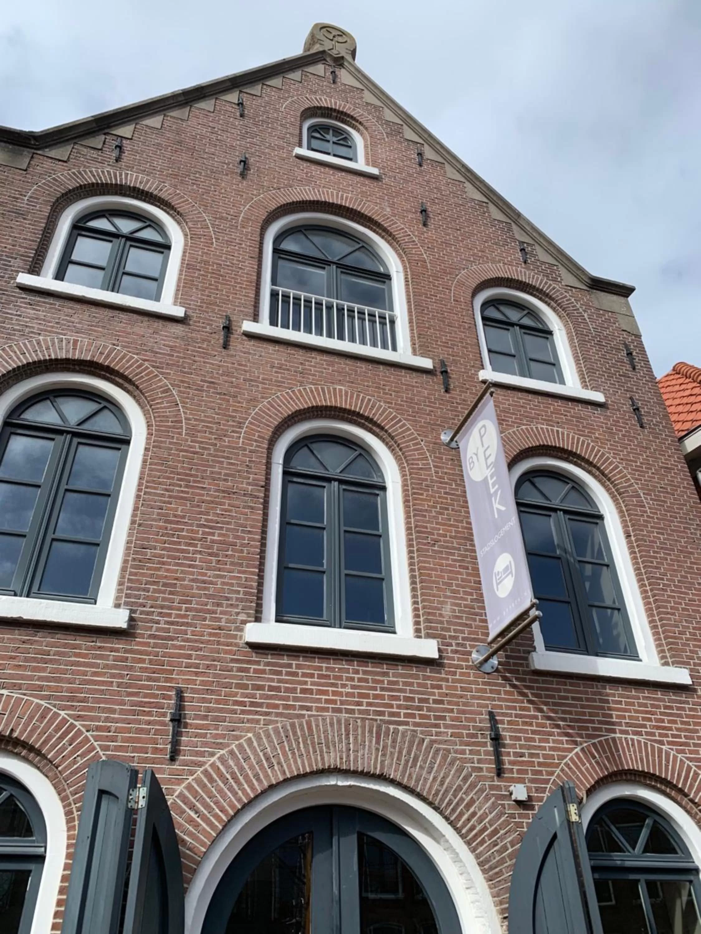 Facade/entrance, Property Building in Stadslogement By Peek