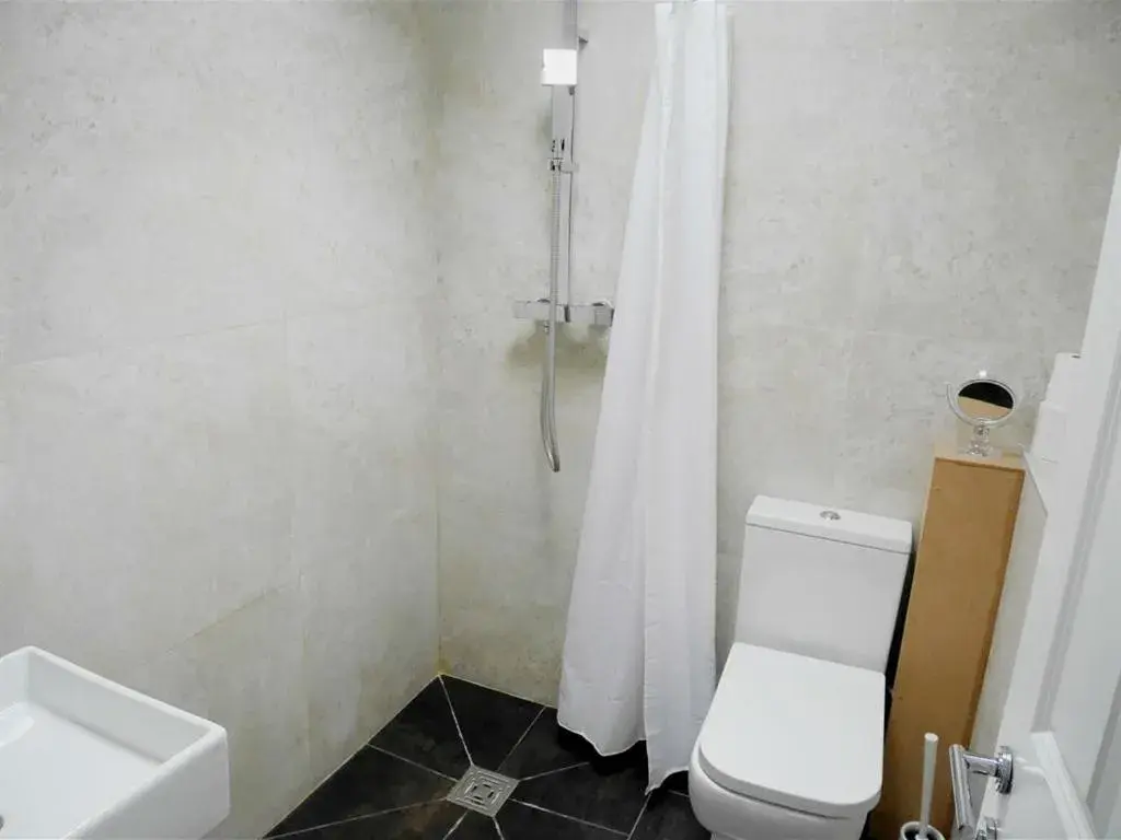 Bathroom in Kew Studios and Rooms Bathroom in Kew Studios and Rooms