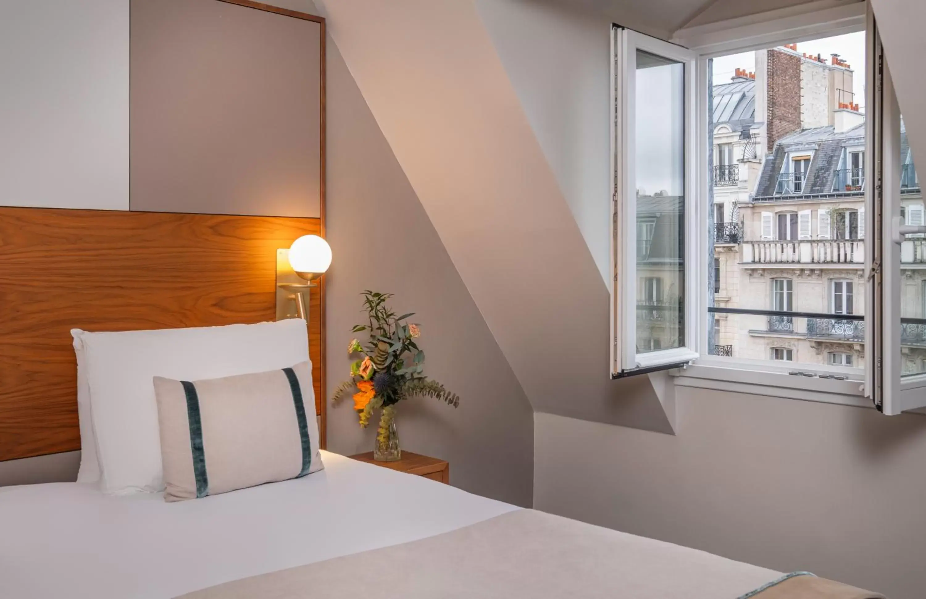 City view, Bed in Hôtel Le Tourville by Inwood Hotels