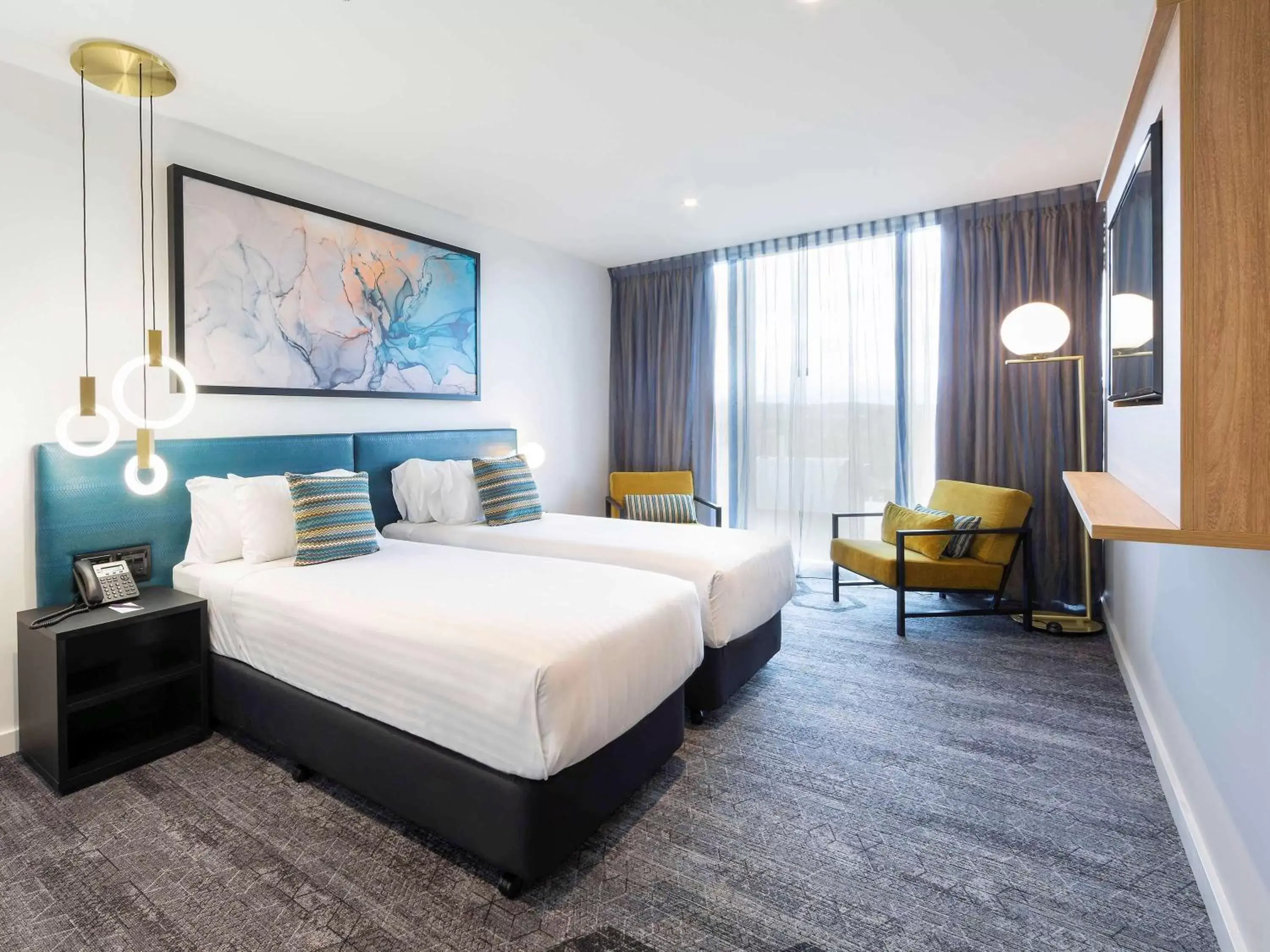 Photo of the whole room, Bed in Mercure Canberra Belconnen