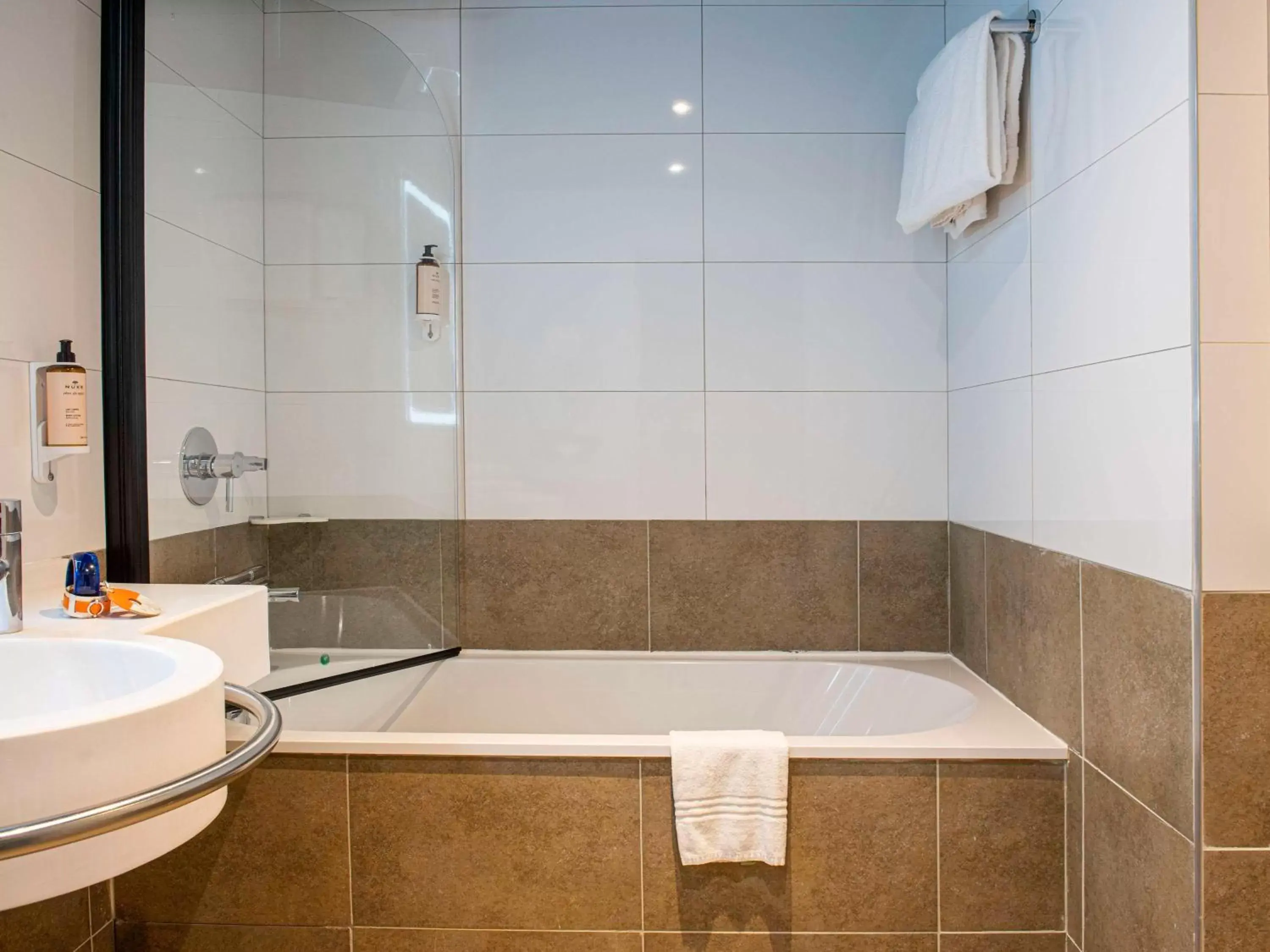 Bathroom in Mercure Carcassonne La Cité - entièrement rénové