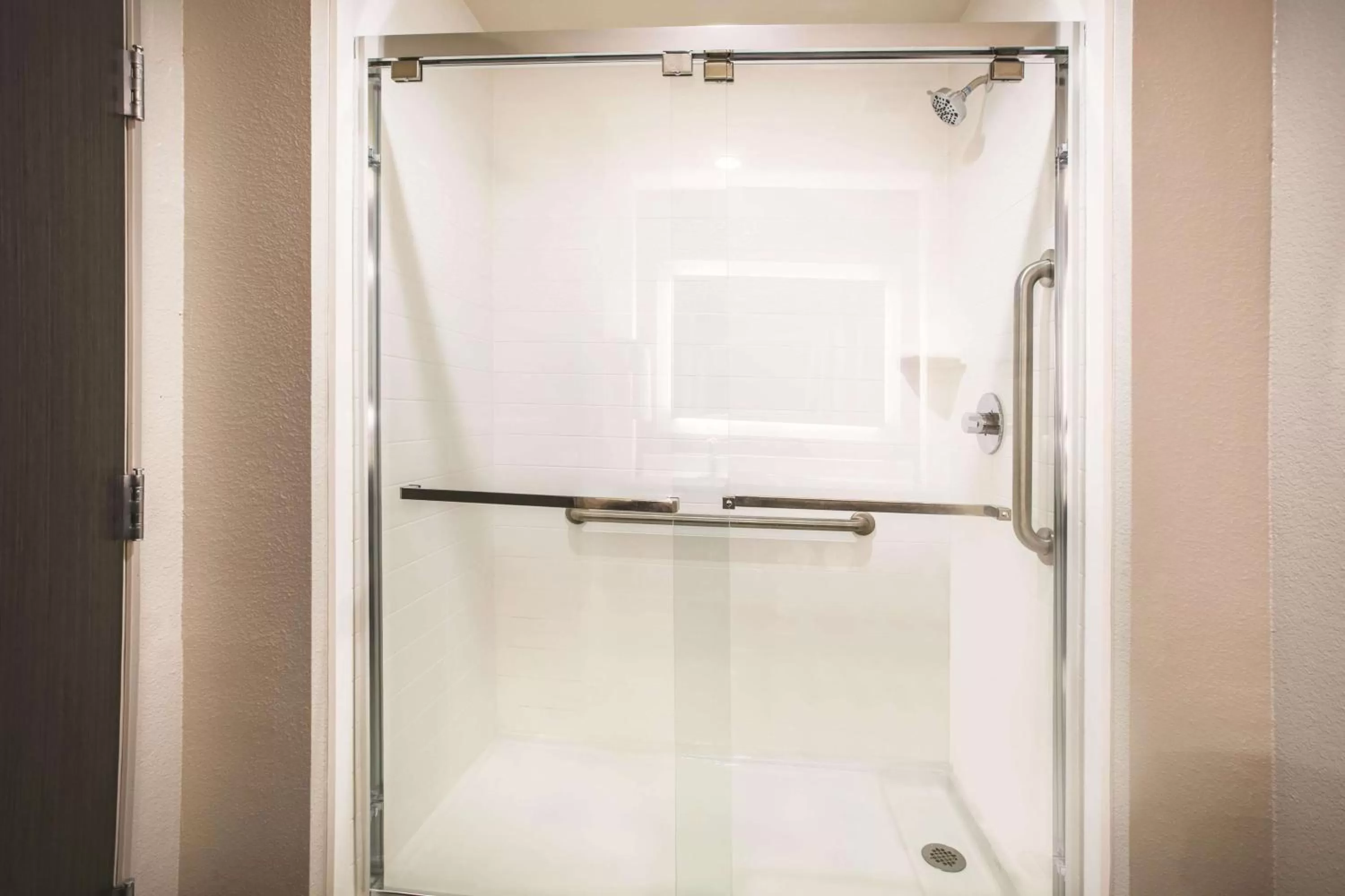 Photo of the whole room in La Quinta by Wyndham Dallas - Richardson