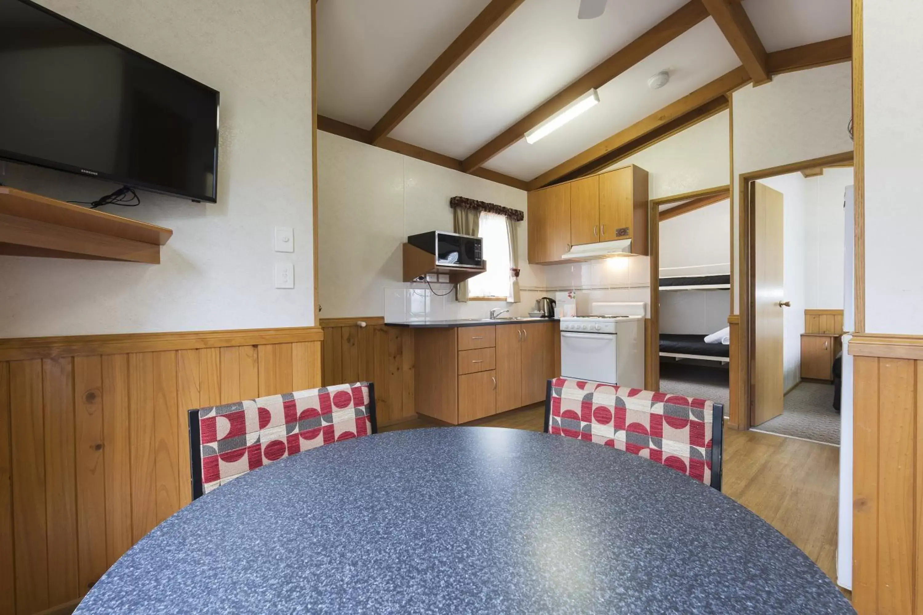 Kitchen or kitchenette, TV/Entertainment Center in Alivio Tourist Park Canberra