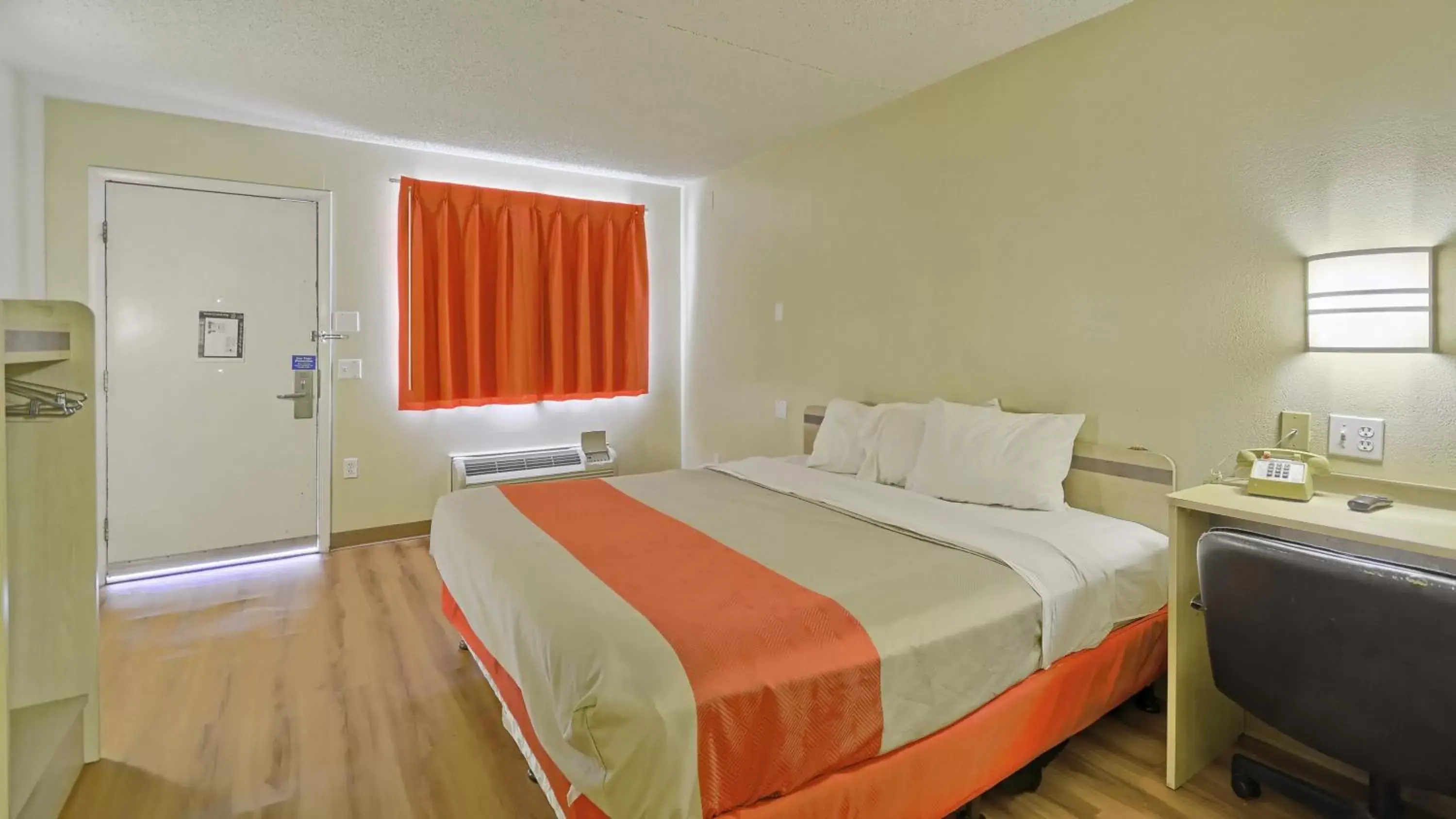 Photo of the whole room, Bed in Motel 6-Maple Shade Township, NJ - Philadelphia - Mt Laurel